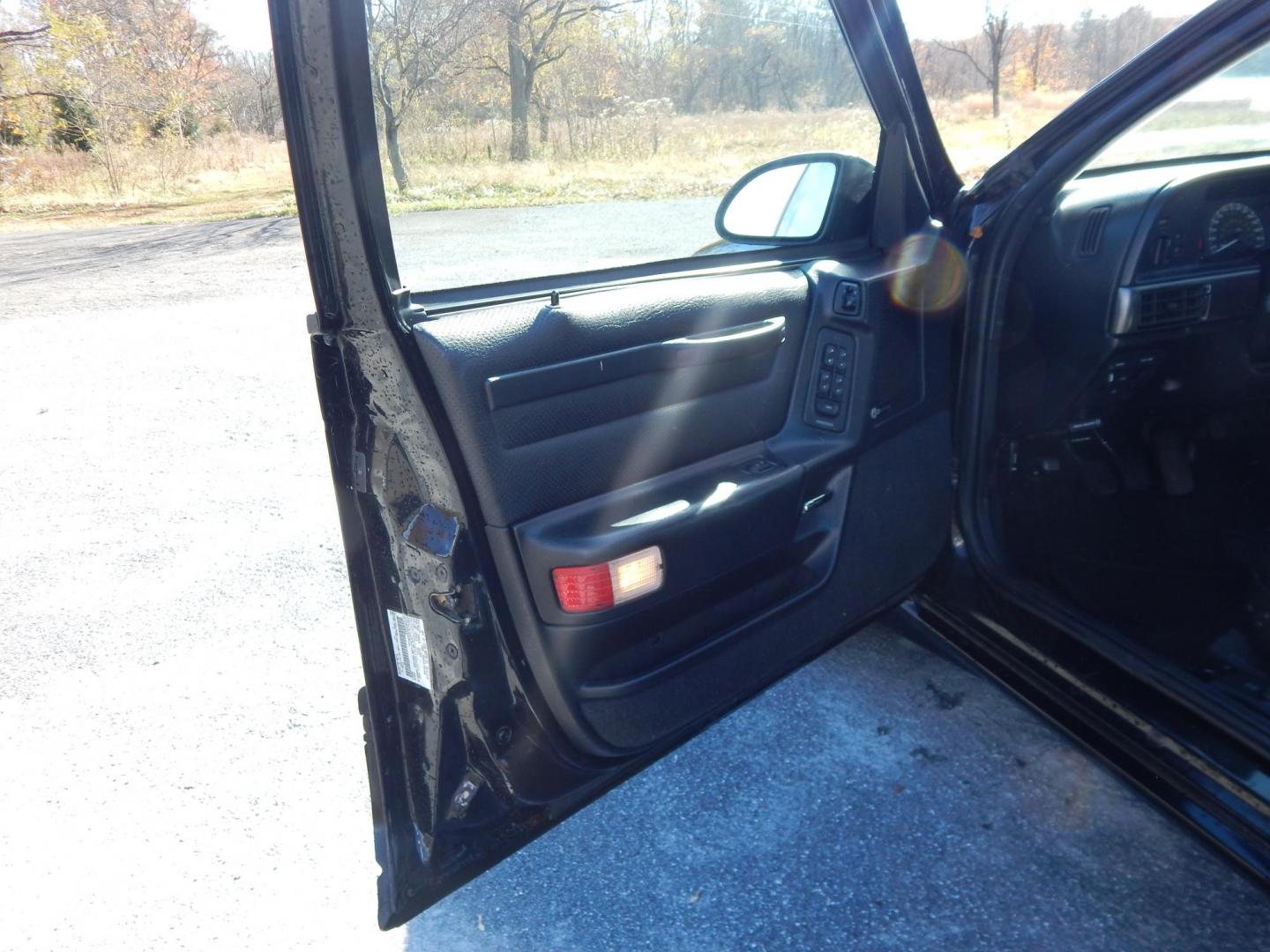 1990 Black /Black Ford Taurus SHO (1FACP54Y1LA) with an 3.0L V6 DOHC 24V engine, 5-Speed Manual Overdrive transmission, located at 6528 Lower York Road, New Hope, PA, 18938, (215) 862-9555, 40.358707, -74.977882 - Here we have a very nicely kept Ford Taurus SHO with a 3.0L V6 putting power to the front wheels via a 5 speed manual transmission. Options include: black leather, power seats, aftermarket JVC radio, heat and AC controls, sunroof, cruise control, tilt steering wheel, power windows/locks/mirrors, pow - Photo#8