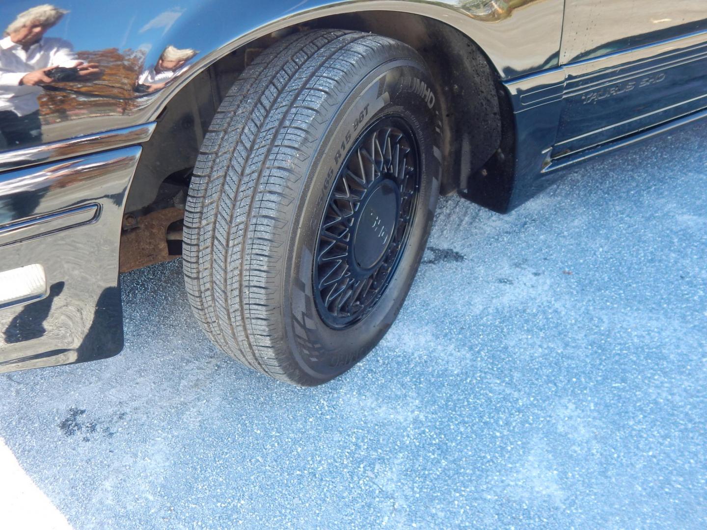 1990 Black /Black Ford Taurus SHO (1FACP54Y1LA) with an 3.0L V6 DOHC 24V engine, 5-Speed Manual Overdrive transmission, located at 6528 Lower York Road, New Hope, PA, 18938, (215) 862-9555, 40.358707, -74.977882 - Here we have a very nicely kept Ford Taurus SHO with a 3.0L V6 putting power to the front wheels via a 5 speed manual transmission. Options include: black leather, power seats, aftermarket JVC radio, heat and AC controls, sunroof, cruise control, tilt steering wheel, power windows/locks/mirrors, pow - Photo#17