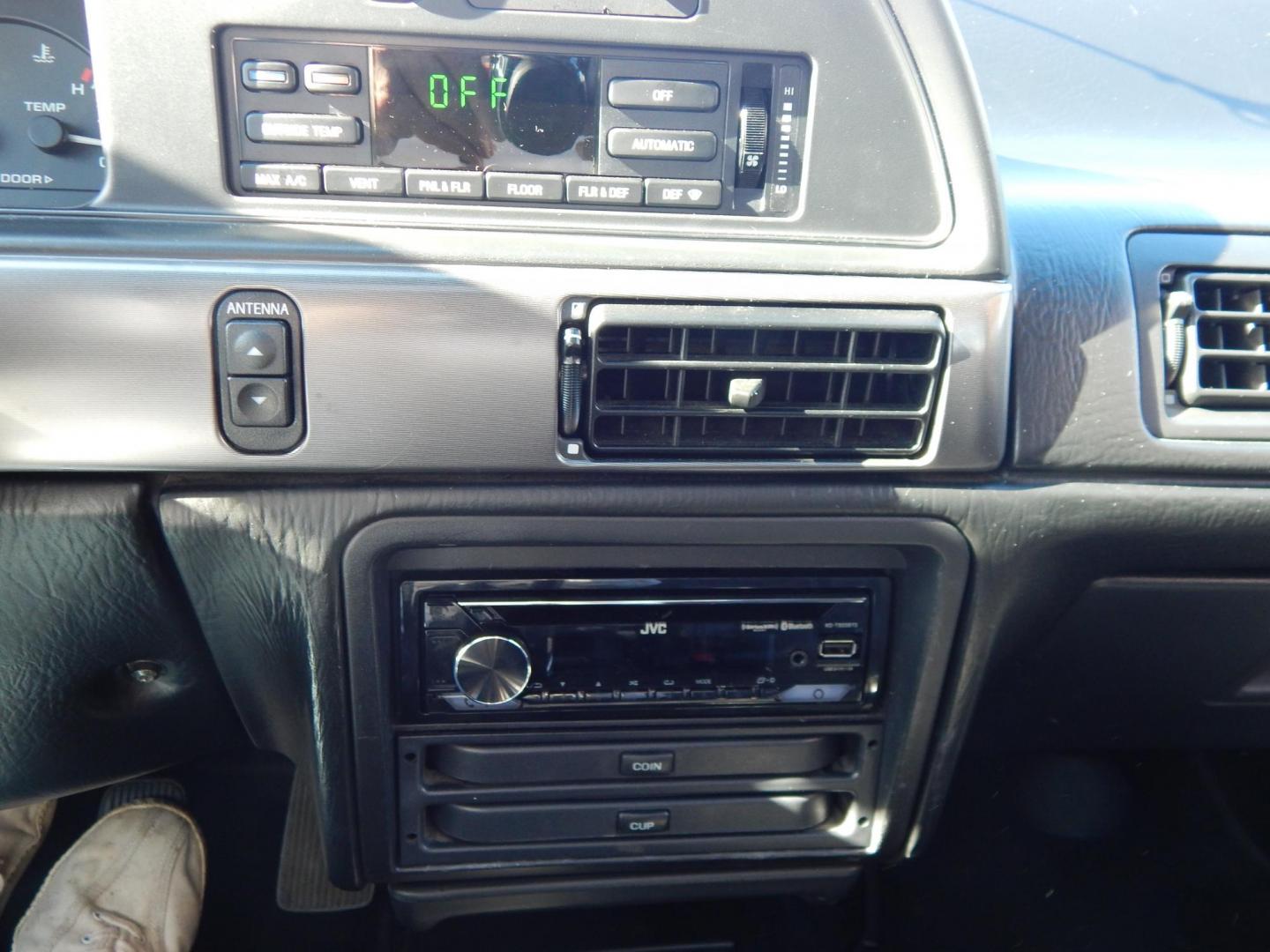 1990 Black /Black Ford Taurus SHO (1FACP54Y1LA) with an 3.0L V6 DOHC 24V engine, 5-Speed Manual Overdrive transmission, located at 6528 Lower York Road, New Hope, PA, 18938, (215) 862-9555, 40.358707, -74.977882 - Here we have a very nicely kept Ford Taurus SHO with a 3.0L V6 putting power to the front wheels via a 5 speed manual transmission. Options include: black leather, power seats, aftermarket JVC radio, heat and AC controls, sunroof, cruise control, tilt steering wheel, power windows/locks/mirrors, pow - Photo#21