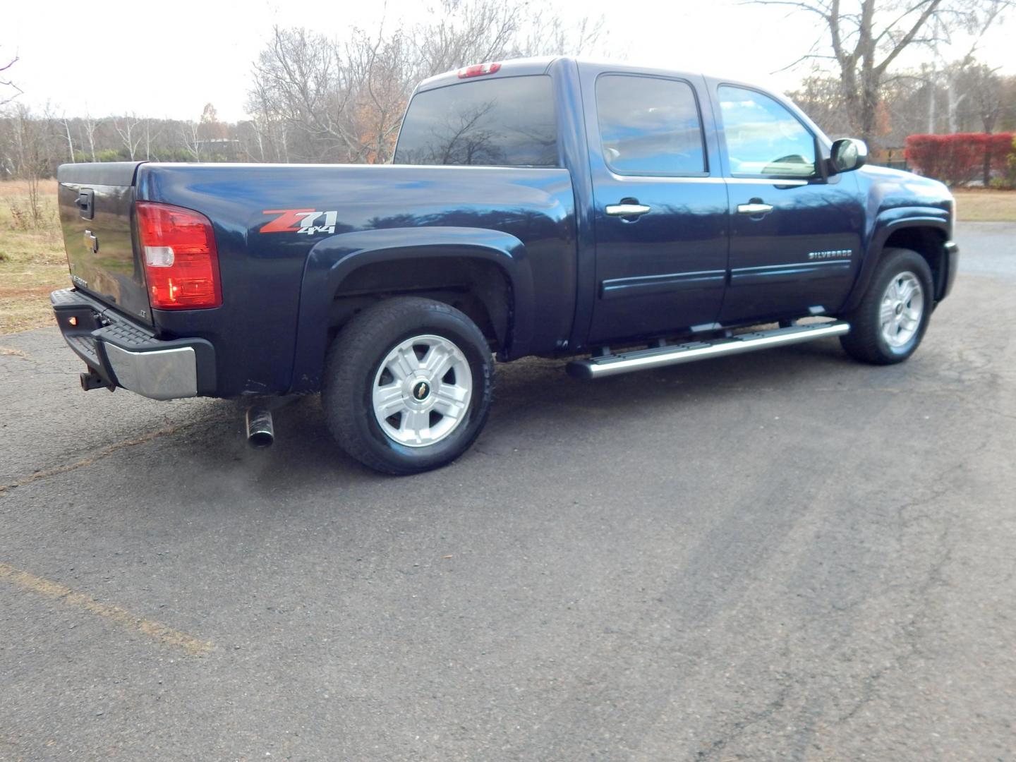 2010 Blue /Black Chevrolet Silverado 1500 LT1 Crew Cab 4WD (3GCRKSE31AG) with an 5.3L V8 OHV 16V FFV engine, 4-Speed Automatic transmission, located at 6528 Lower York Road, New Hope, PA, 18938, (215) 862-9555, 40.358707, -74.977882 - Here we have a Chevrolet Silverado 1500 with a 5.3L V8 putting power to the ground via an automatic 4x4 transmission. Options include: black leather, power sliding drivers seat, dual climate controls, AM/FM/CD/AUX radio, tilt steering wheel, automatic headlights, cruise control, power windows/locks/ - Photo#5