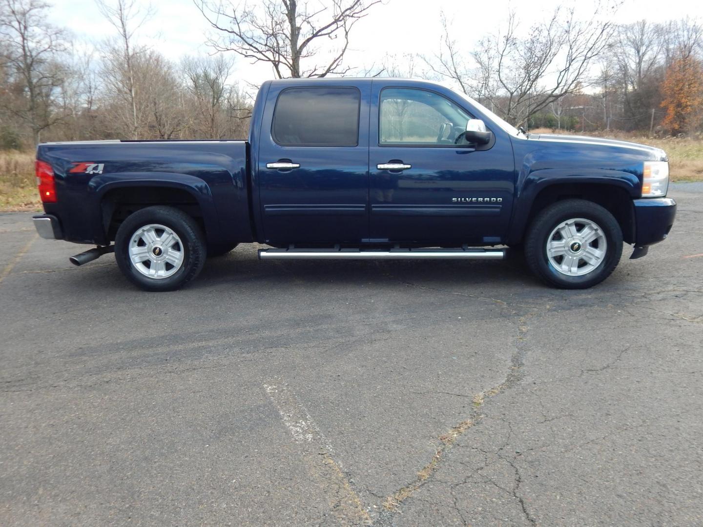 2010 Blue /Black Chevrolet Silverado 1500 LT1 Crew Cab 4WD (3GCRKSE31AG) with an 5.3L V8 OHV 16V FFV engine, 4-Speed Automatic transmission, located at 6528 Lower York Road, New Hope, PA, 18938, (215) 862-9555, 40.358707, -74.977882 - Here we have a Chevrolet Silverado 1500 with a 5.3L V8 putting power to the ground via an automatic 4x4 transmission. Options include: black leather, power sliding drivers seat, dual climate controls, AM/FM/CD/AUX radio, tilt steering wheel, automatic headlights, cruise control, power windows/locks/ - Photo#4