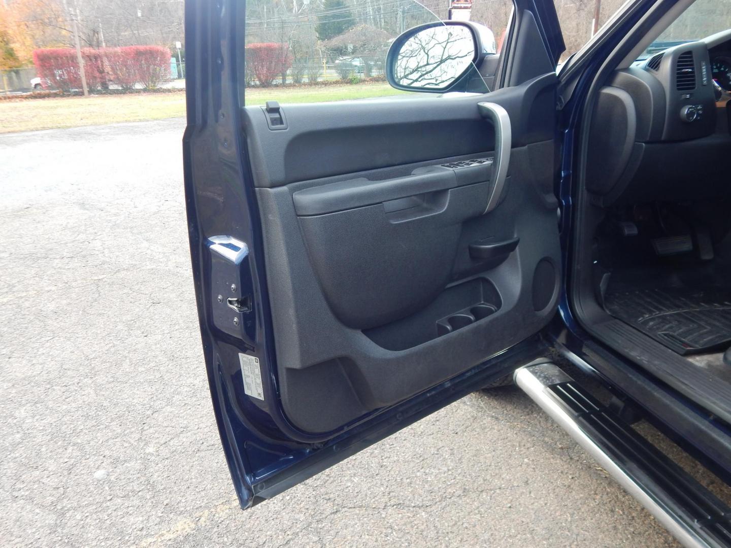 2010 Blue /Black Chevrolet Silverado 1500 LT1 Crew Cab 4WD (3GCRKSE31AG) with an 5.3L V8 OHV 16V FFV engine, 4-Speed Automatic transmission, located at 6528 Lower York Road, New Hope, PA, 18938, (215) 862-9555, 40.358707, -74.977882 - Here we have a Chevrolet Silverado 1500 with a 5.3L V8 putting power to the ground via an automatic 4x4 transmission. Options include: black leather, power sliding drivers seat, dual climate controls, AM/FM/CD/AUX radio, tilt steering wheel, automatic headlights, cruise control, power windows/locks/ - Photo#9