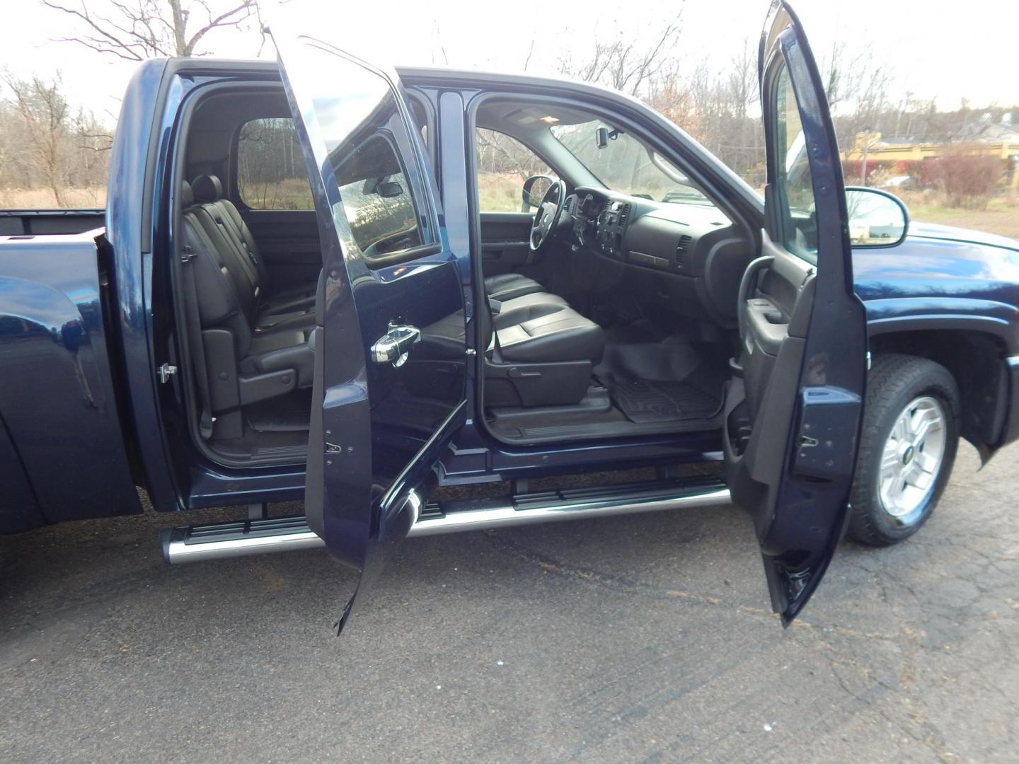 2010 Blue /Black Chevrolet Silverado 1500 LT1 Crew Cab 4WD (3GCRKSE31AG) with an 5.3L V8 OHV 16V FFV engine, 4-Speed Automatic transmission, located at 6528 Lower York Road, New Hope, PA, 18938, (215) 862-9555, 40.358707, -74.977882 - Here we have a Chevrolet Silverado 1500 with a 5.3L V8 putting power to the ground via an automatic 4x4 transmission. Options include: black leather, power sliding drivers seat, dual climate controls, AM/FM/CD/AUX radio, tilt steering wheel, automatic headlights, cruise control, power windows/locks/ - Photo#18