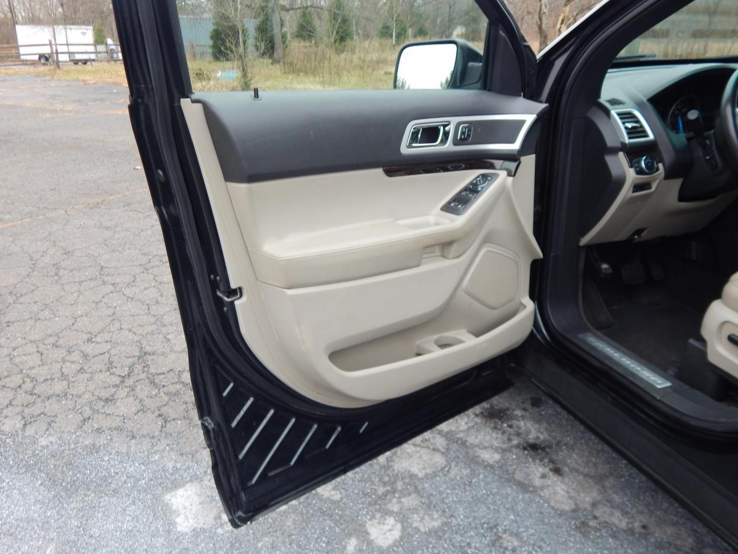 2014 Black /Tan Ford Explorer Limited 4WD (1FM5K8F87EG) with an 3.5L V6 DOHC 24V engine, 6-Speed Automatic transmission, located at 6528 Lower York Road, New Hope, PA, 18938, (215) 862-9555, 40.358707, -74.977882 - Here we have a Ford Explore Limited with a 3.5L V6 putting power to all four wheels via an automatic transmission. Options include: tan leather seats, power front seats, heated and cooled front seats, heated steering wheel, dual climate controls, AM/FM/CD/SIR/BT radio, push button start, power tilt - Photo#10