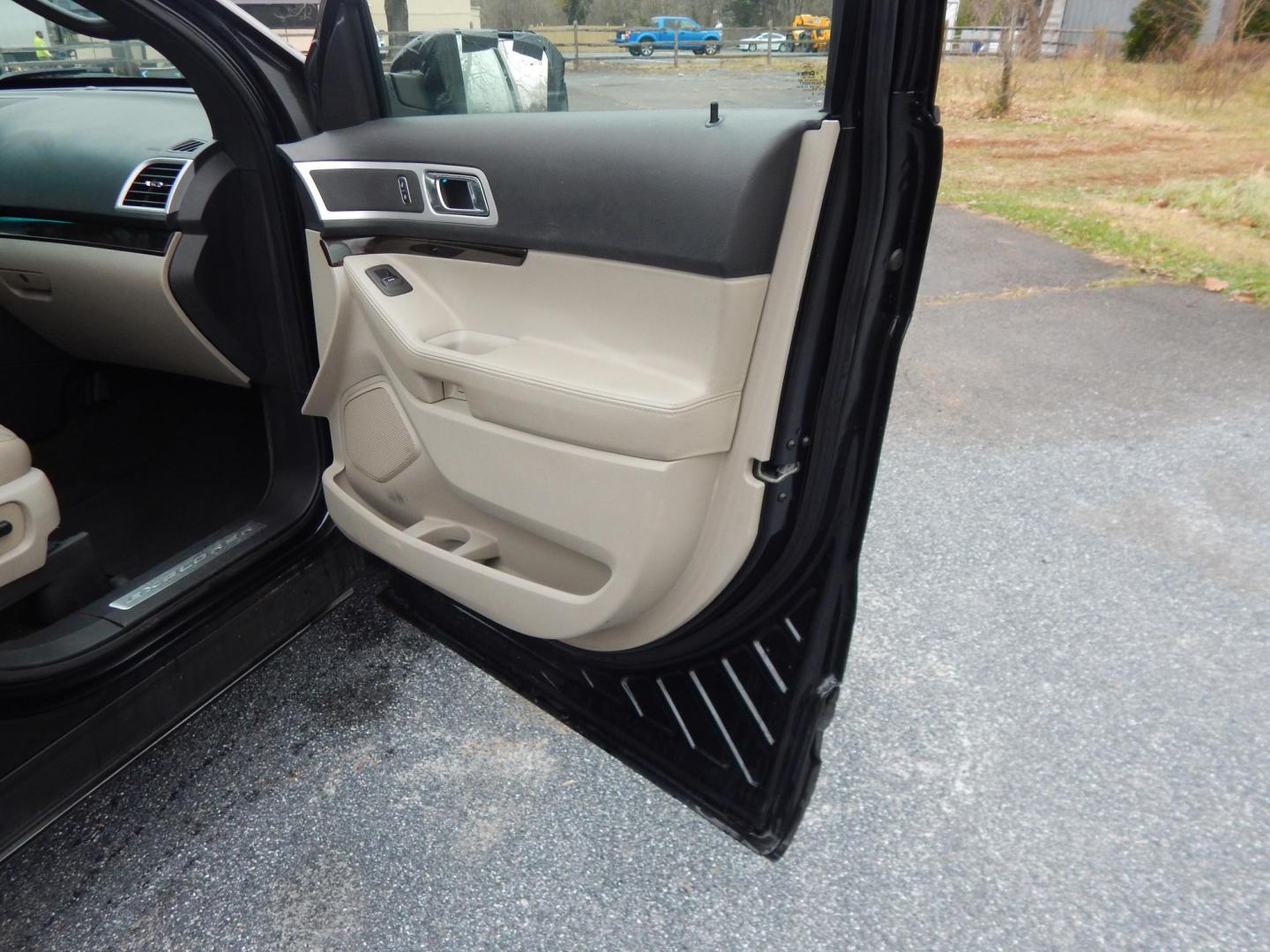 2014 Black /Tan Ford Explorer Limited 4WD (1FM5K8F87EG) with an 3.5L V6 DOHC 24V engine, 6-Speed Automatic transmission, located at 6528 Lower York Road, New Hope, PA, 18938, (215) 862-9555, 40.358707, -74.977882 - Here we have a Ford Explore Limited with a 3.5L V6 putting power to all four wheels via an automatic transmission. Options include: tan leather seats, power front seats, heated and cooled front seats, heated steering wheel, dual climate controls, AM/FM/CD/SIR/BT radio, push button start, power tilt - Photo#17