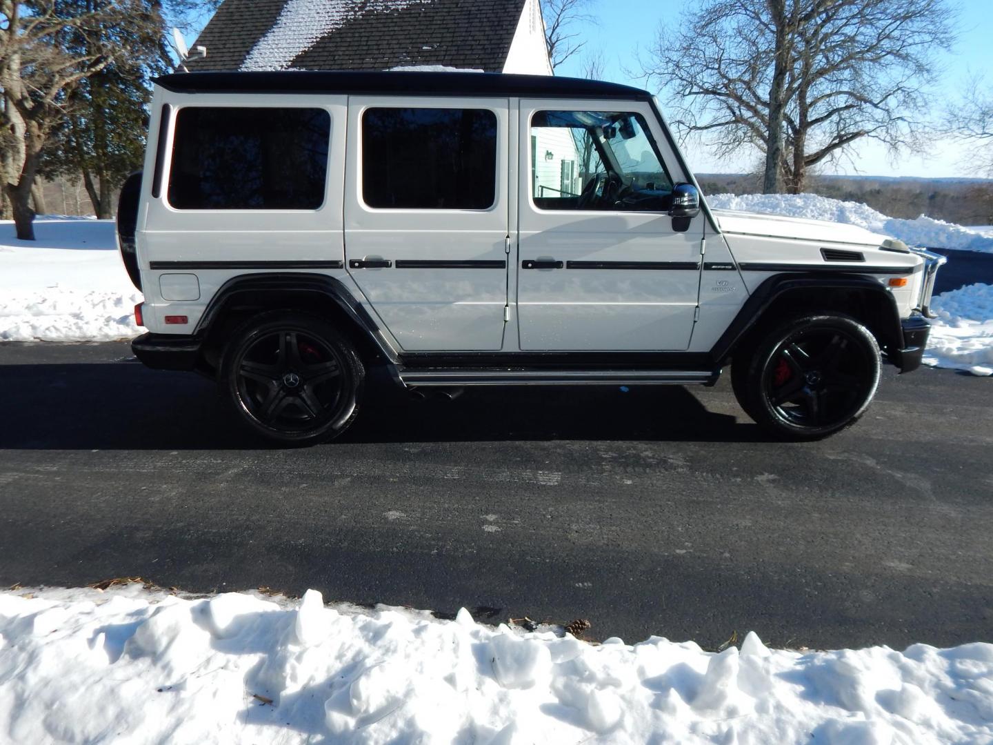 2018 White /black Mercedes-Benz G-Class G63 AMG 4MATIC (WDCYC7DH5JX) with an 5.5L V8 SOHC 24V engine, Automatic transmission, located at 6528 Lower York Road, New Hope, PA, 18938, (215) 862-9555, 40.358707, -74.977882 - Here we have a very cool 2018 Mercedes G63 AMG. This AMG does have a lemon law/buy back title. The problem was solved in 2021 at 32k miles when Mercedes replaced the cylinder head! This G63 has white paint with a black roof, black and red leather interior with carbon fiber trim, dual power heated an - Photo#4