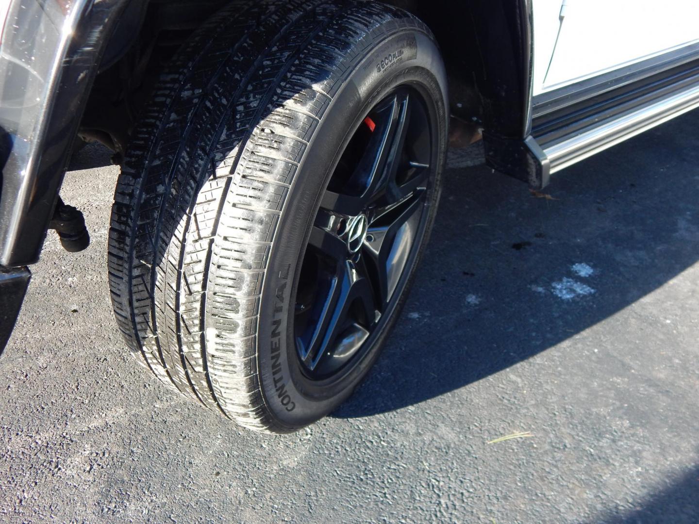 2018 White /black Mercedes-Benz G-Class G63 AMG 4MATIC (WDCYC7DH5JX) with an 5.5L V8 SOHC 24V engine, Automatic transmission, located at 6528 Lower York Road, New Hope, PA, 18938, (215) 862-9555, 40.358707, -74.977882 - Here we have a very cool 2018 Mercedes G63 AMG. This AMG does have a lemon law/buy back title. The problem was solved in 2021 at 32k miles when Mercedes replaced the cylinder head! This G63 has white paint with a black roof, black and red leather interior with carbon fiber trim, dual power heated an - Photo#20