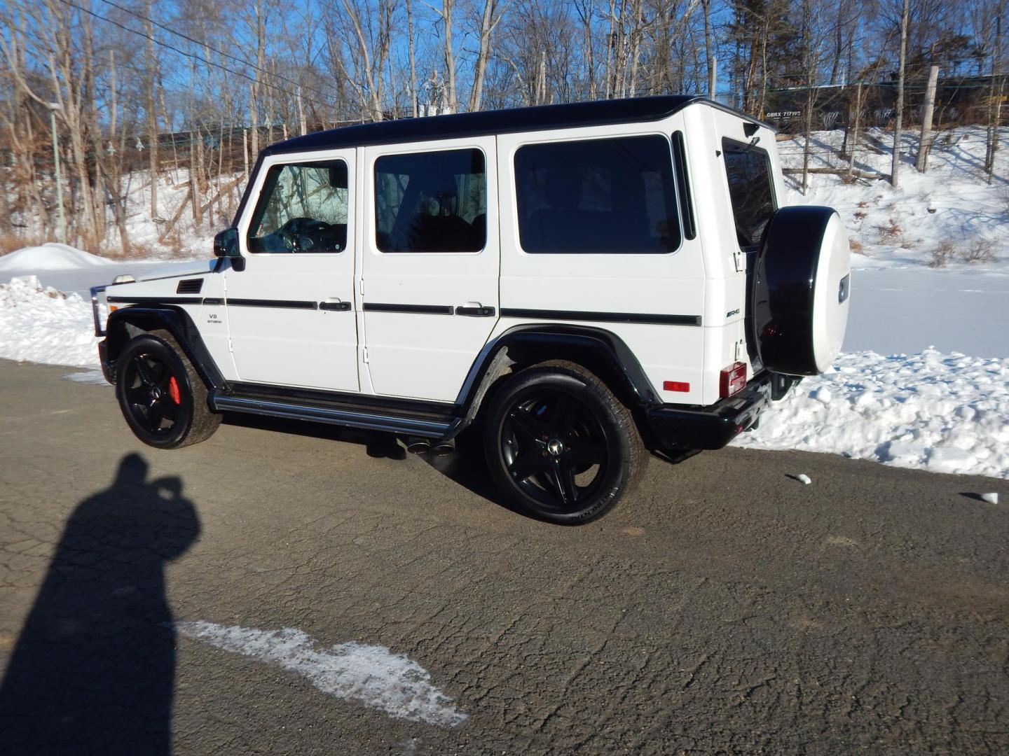 2018 White /black Mercedes-Benz G-Class G63 AMG 4MATIC (WDCYC7DH5JX) with an 5.5L V8 SOHC 24V engine, Automatic transmission, located at 6528 Lower York Road, New Hope, PA, 18938, (215) 862-9555, 40.358707, -74.977882 - Here we have a very cool 2018 Mercedes G63 AMG. This AMG does have a lemon law/buy back title. The problem was solved in 2021 at 32k miles when Mercedes replaced the cylinder head! This G63 has white paint with a black roof, black and red leather interior with carbon fiber trim, dual power heated an - Photo#32