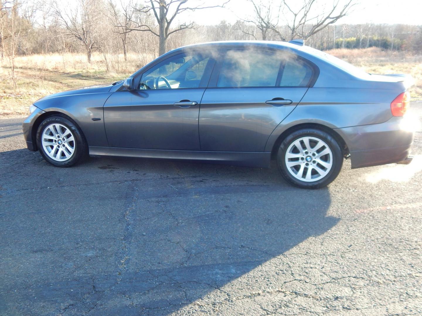 2006 Gray /Black BMW 3-Series 325xi Sedan (WBAVD135X6K) with an 3.0L L6 DOHC 24V engine, Manual transmission, located at 6528 Lower York Road, New Hope, PA, 18938, (215) 862-9555, 40.358707, -74.977882 - Here we have a BMW 3 series with a 3.0L inline 6 cylinder engine putting power to the ground via a AWD 6 speed manual transmission. Options include: black leather, wood trim, aftermarket radio, manual moving seats, sunroof, dual climate controls, tilt steering wheel, cruise control, automatic headli - Photo#4