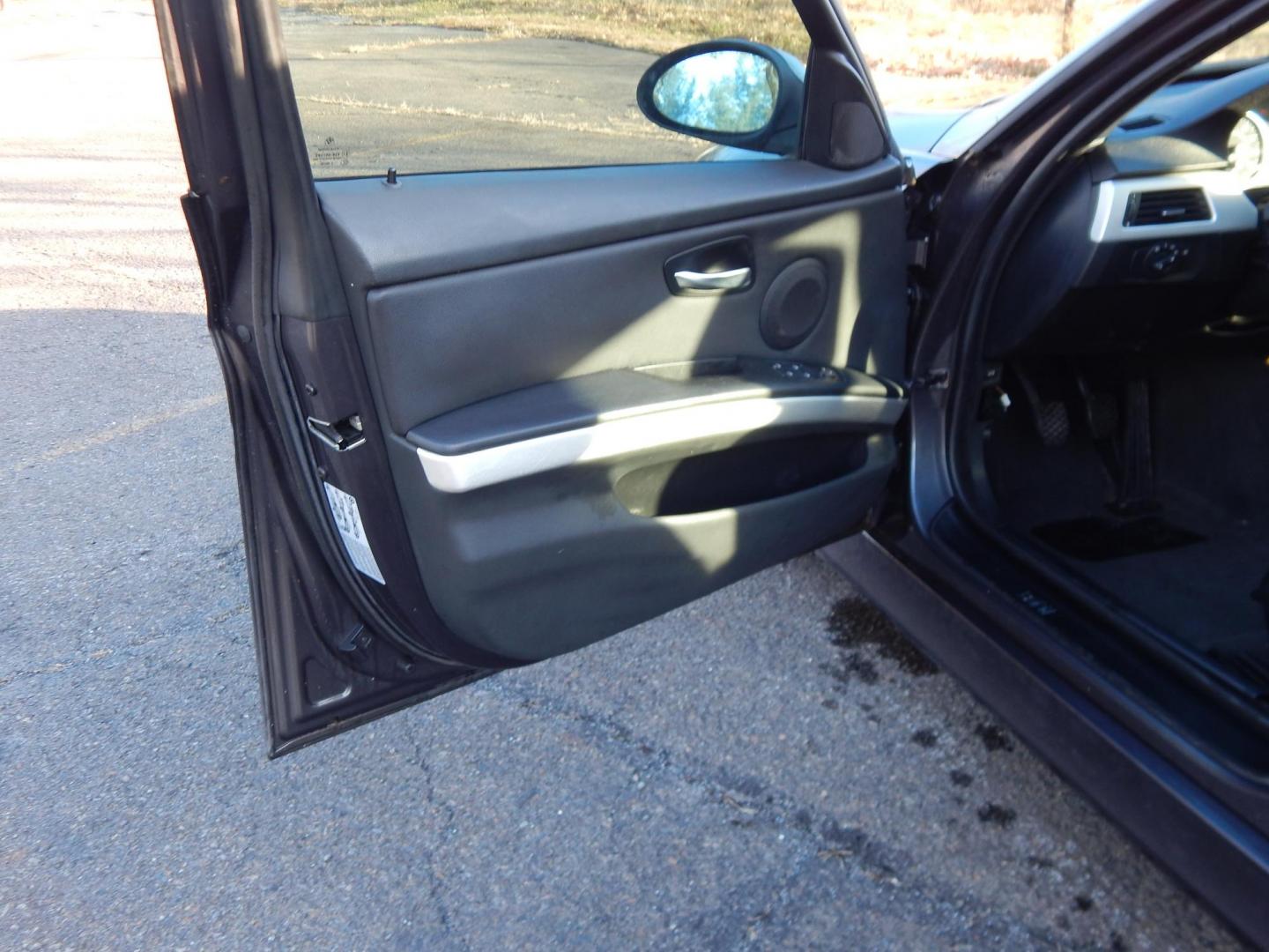 2006 Gray /Black BMW 3-Series 325xi Sedan (WBAVD135X6K) with an 3.0L L6 DOHC 24V engine, Manual transmission, located at 6528 Lower York Road, New Hope, PA, 18938, (215) 862-9555, 40.358707, -74.977882 - Here we have a BMW 3 series with a 3.0L inline 6 cylinder engine putting power to the ground via a AWD 6 speed manual transmission. Options include: black leather, wood trim, aftermarket radio, manual moving seats, sunroof, dual climate controls, tilt steering wheel, cruise control, automatic headli - Photo#8