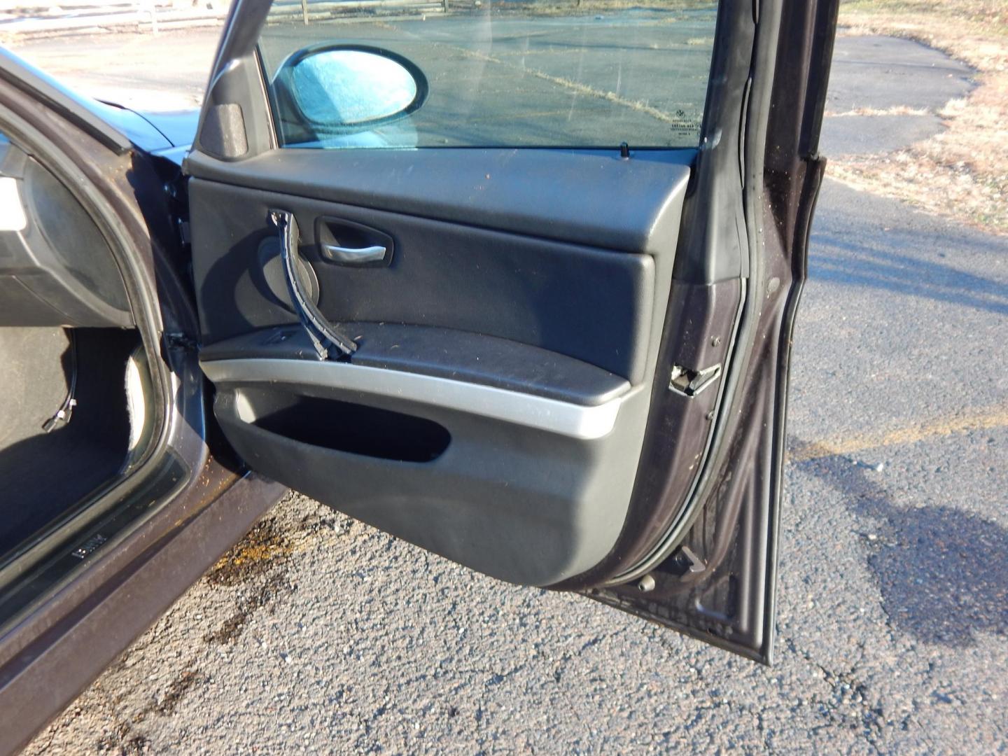 2006 Gray /Black BMW 3-Series 325xi Sedan (WBAVD135X6K) with an 3.0L L6 DOHC 24V engine, Manual transmission, located at 6528 Lower York Road, New Hope, PA, 18938, (215) 862-9555, 40.358707, -74.977882 - Here we have a BMW 3 series with a 3.0L inline 6 cylinder engine putting power to the ground via a AWD 6 speed manual transmission. Options include: black leather, wood trim, aftermarket radio, manual moving seats, sunroof, dual climate controls, tilt steering wheel, cruise control, automatic headli - Photo#15