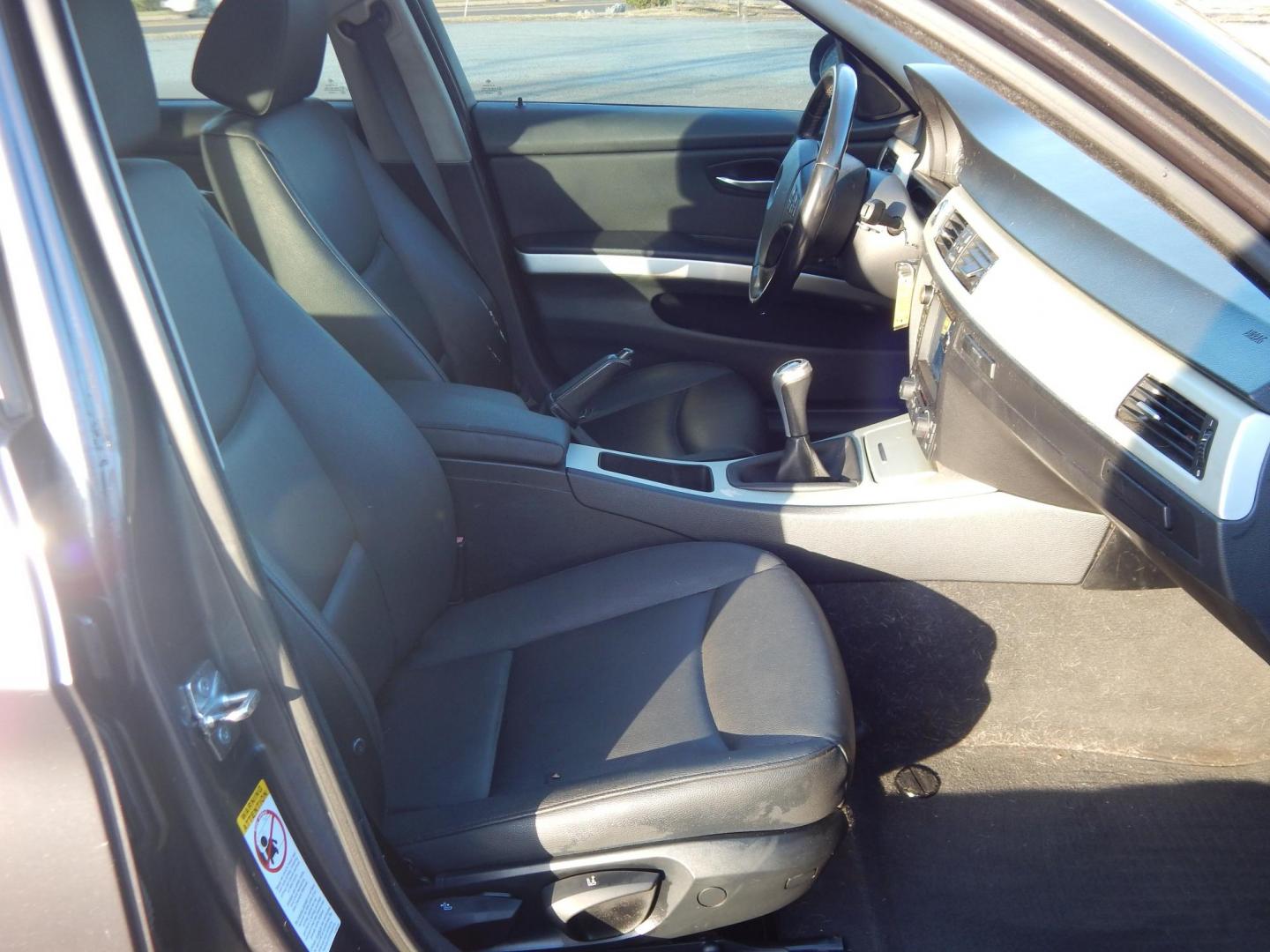 2006 Gray /Black BMW 3-Series 325xi Sedan (WBAVD135X6K) with an 3.0L L6 DOHC 24V engine, Manual transmission, located at 6528 Lower York Road, New Hope, PA, 18938, (215) 862-9555, 40.358707, -74.977882 - Here we have a BMW 3 series with a 3.0L inline 6 cylinder engine putting power to the ground via a AWD 6 speed manual transmission. Options include: black leather, wood trim, aftermarket radio, manual moving seats, sunroof, dual climate controls, tilt steering wheel, cruise control, automatic headli - Photo#16