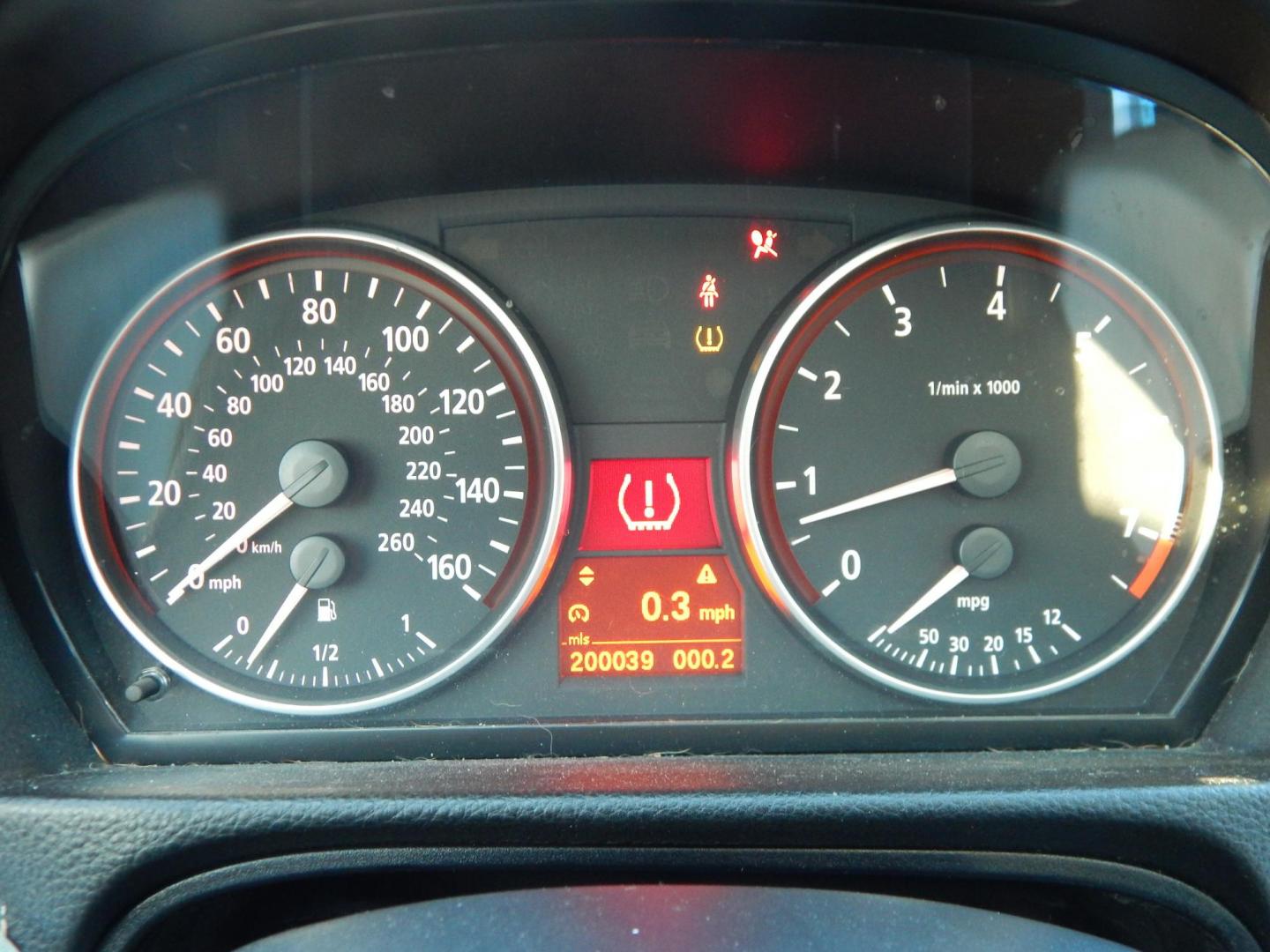 2006 Gray /Black BMW 3-Series 325xi Sedan (WBAVD135X6K) with an 3.0L L6 DOHC 24V engine, Manual transmission, located at 6528 Lower York Road, New Hope, PA, 18938, (215) 862-9555, 40.358707, -74.977882 - Here we have a BMW 3 series with a 3.0L inline 6 cylinder engine putting power to the ground via a AWD 6 speed manual transmission. Options include: black leather, wood trim, aftermarket radio, manual moving seats, sunroof, dual climate controls, tilt steering wheel, cruise control, automatic headli - Photo#20