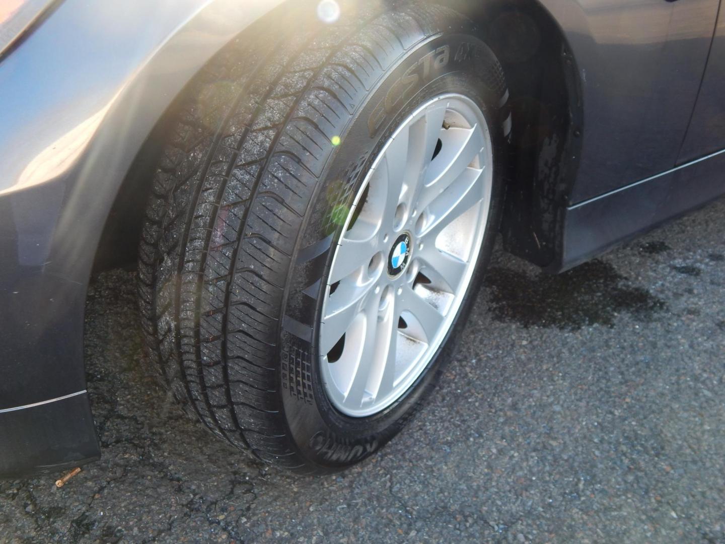 2006 Gray /Black BMW 3-Series 325xi Sedan (WBAVD135X6K) with an 3.0L L6 DOHC 24V engine, Manual transmission, located at 6528 Lower York Road, New Hope, PA, 18938, (215) 862-9555, 40.358707, -74.977882 - Here we have a BMW 3 series with a 3.0L inline 6 cylinder engine putting power to the ground via a AWD 6 speed manual transmission. Options include: black leather, wood trim, aftermarket radio, manual moving seats, sunroof, dual climate controls, tilt steering wheel, cruise control, automatic headli - Photo#19