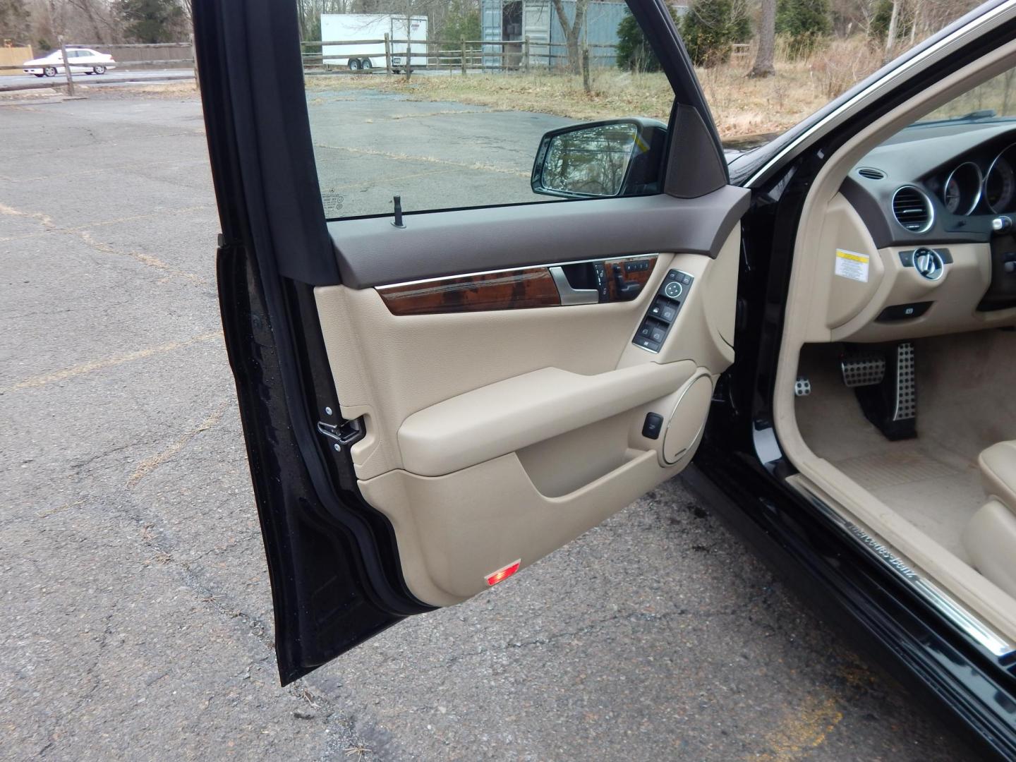 2014 Black /Tan Mercedes-Benz C-Class C300 4MATIC Sport Sedan (WDDGF8AB6EA) with an 3.0L V6 DOHC 24V engine, 7-Speed Automatic transmission, located at 6528 Lower York Road, New Hope, PA, 18938, (215) 862-9555, 40.358707, -74.977882 - Here we have a very nice Mercedes C300 with a V6 putting power to all four wheels via an automatic transmission. Options include: tan leather, wood trim, power seats, sunroof, heated front seats, AM/FM/CD/SIR/BLUETOOTH radio, Harman/Kardon speakers, dual climate controls, automatic headlights, fog l - Photo#10