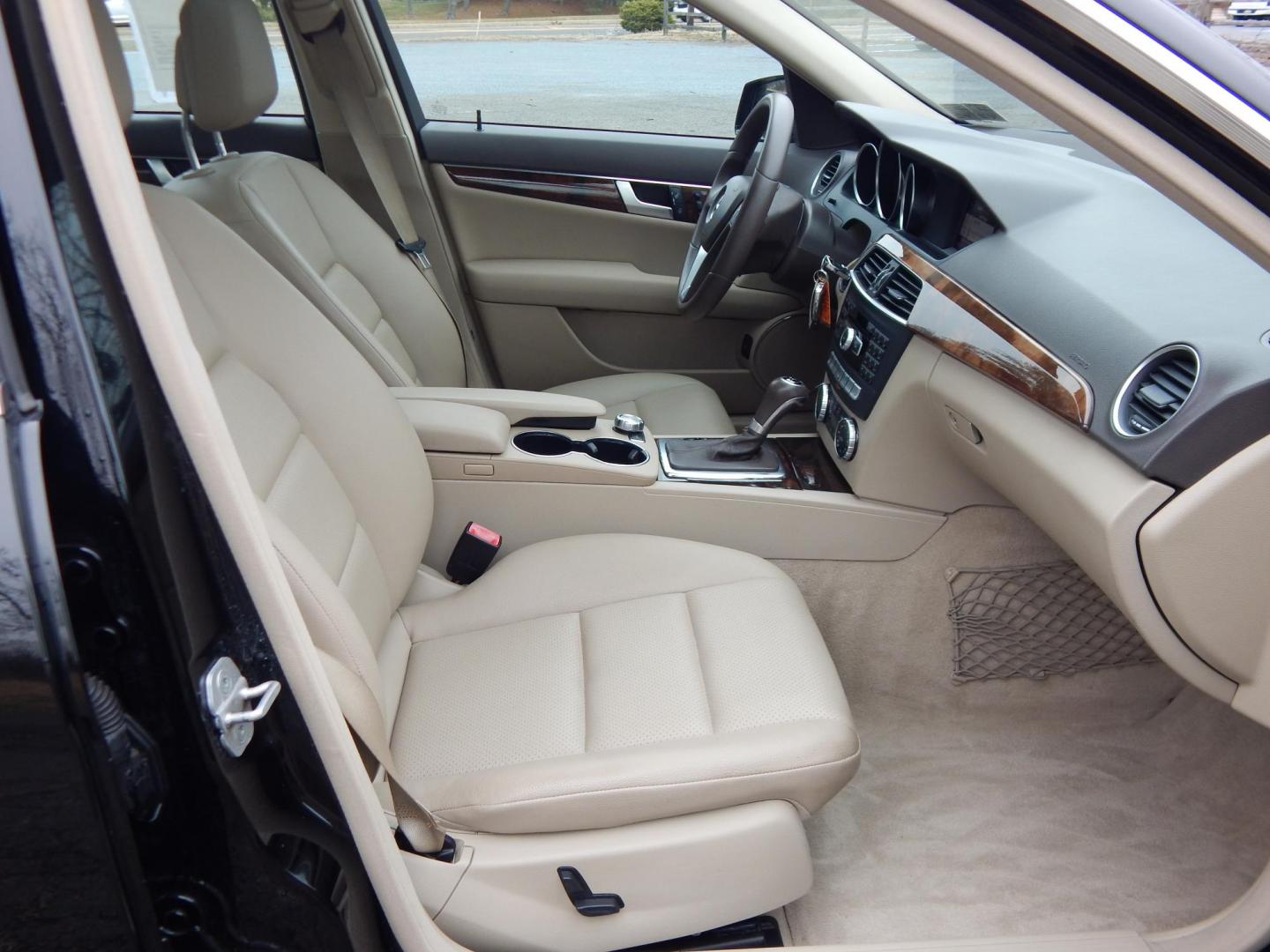 2014 Black /Tan Mercedes-Benz C-Class C300 4MATIC Sport Sedan (WDDGF8AB6EA) with an 3.0L V6 DOHC 24V engine, 7-Speed Automatic transmission, located at 6528 Lower York Road, New Hope, PA, 18938, (215) 862-9555, 40.358707, -74.977882 - Here we have a very nice Mercedes C300 with a V6 putting power to all four wheels via an automatic transmission. Options include: tan leather, wood trim, power seats, sunroof, heated front seats, AM/FM/CD/SIR/BLUETOOTH radio, Harman/Kardon speakers, dual climate controls, automatic headlights, fog l - Photo#16