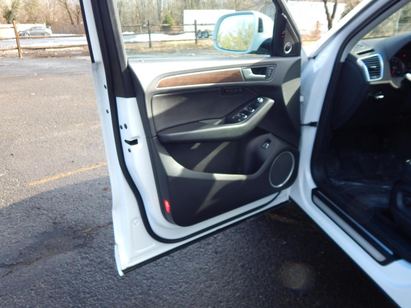 2017 White /Black Audi Q5 2.0T Premium Plus quattro (WA1L2AFP8HA) with an 2.0L L4 DOHC 16V engine, 8A transmission, located at 6528 Lower York Road, New Hope, PA, 18938, (215) 862-9555, 40.358707, -74.977882 - Photo#10