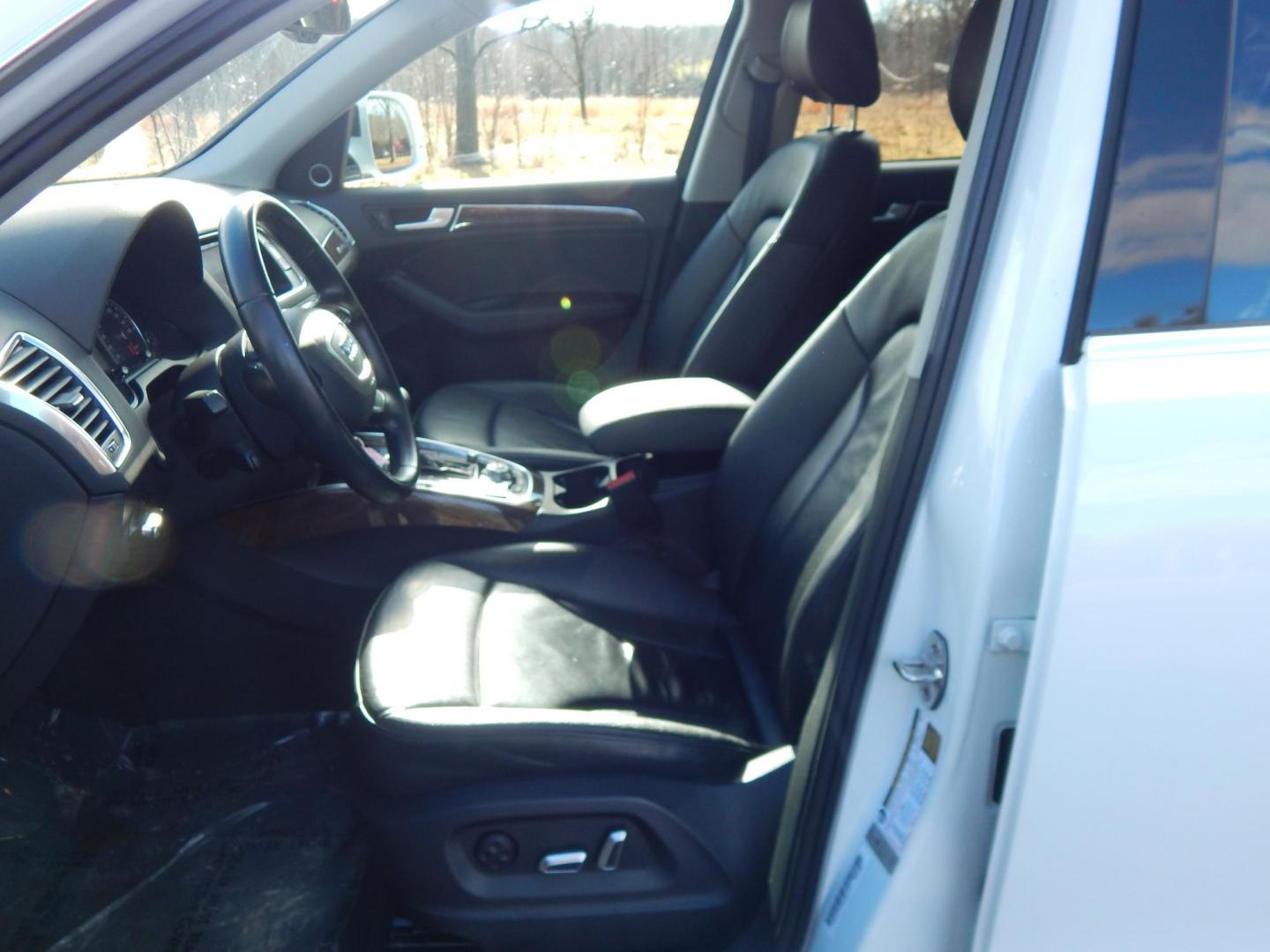2017 White /Black Audi Q5 2.0T Premium Plus quattro (WA1L2AFP8HA) with an 2.0L L4 DOHC 16V engine, 8A transmission, located at 6528 Lower York Road, New Hope, PA, 18938, (215) 862-9555, 40.358707, -74.977882 - Photo#11
