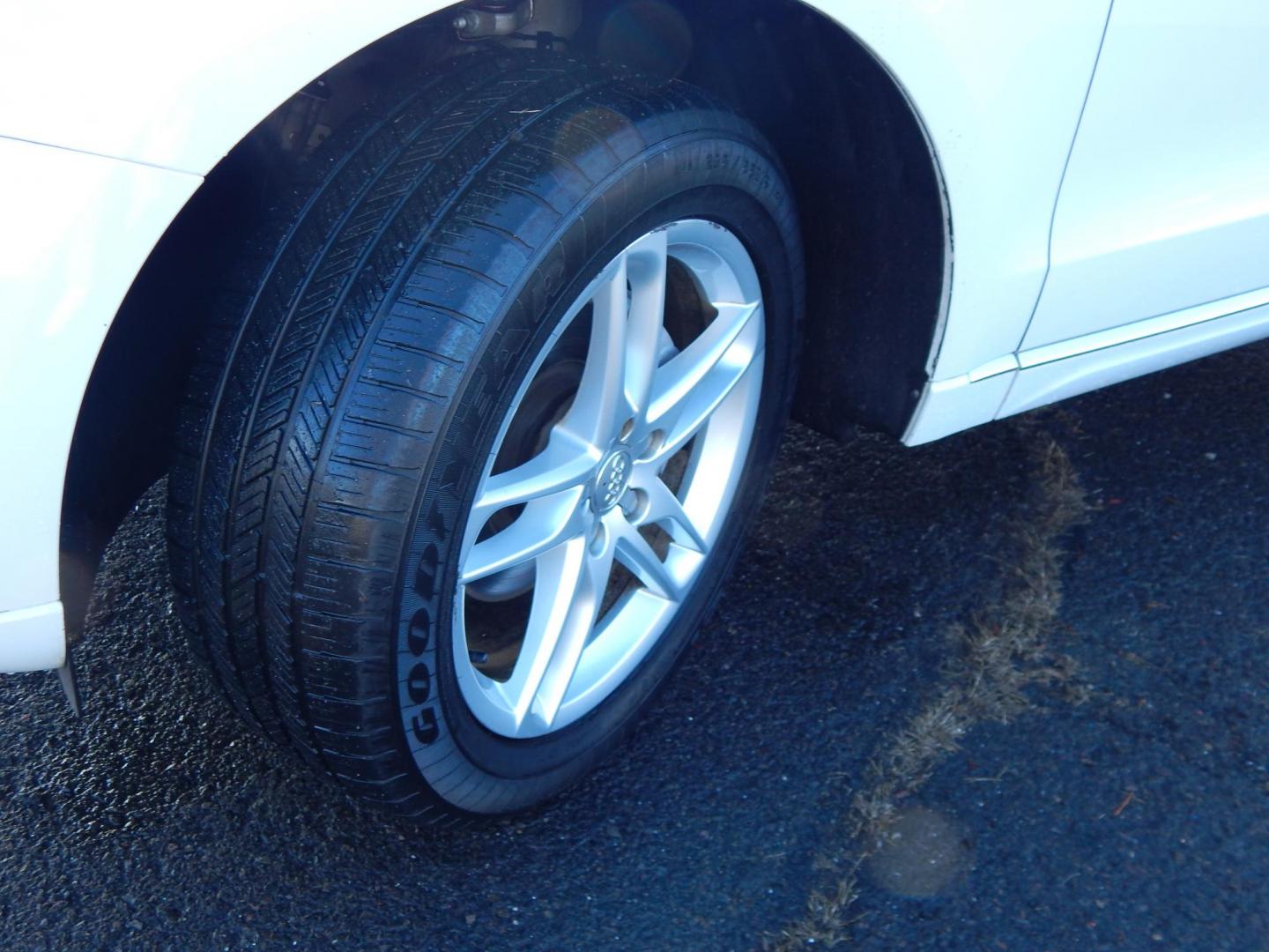 2017 White /Black Audi Q5 2.0T Premium Plus quattro (WA1L2AFP8HA) with an 2.0L L4 DOHC 16V engine, 8A transmission, located at 6528 Lower York Road, New Hope, PA, 18938, (215) 862-9555, 40.358707, -74.977882 - Photo#27