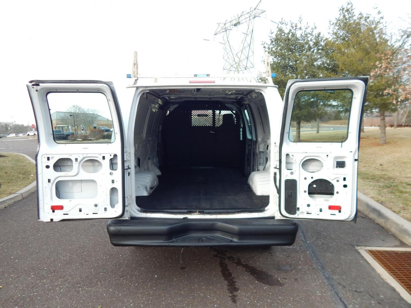 2014 White /Gray Ford E-Series Van E-250 (1FTNE2ELXED) with an 5.4L V8 SOHC 16V FFV engine, 4-Speed Automatic transmission, located at 6528 Lower York Road, New Hope, PA, 18938, (215) 862-9555, 40.358707, -74.977882 - Here we have a ONE OWNER, well taken care of Ford E250 work van with a 5.4L V8 putting power to the rear wheels via an automatic transmission. Options include: gray leather seats, manual moving seats, heat, A/C, AM/FM radio, Front windshield defroster, tilt steering wheel, power windows/locks/mirror - Photo#11