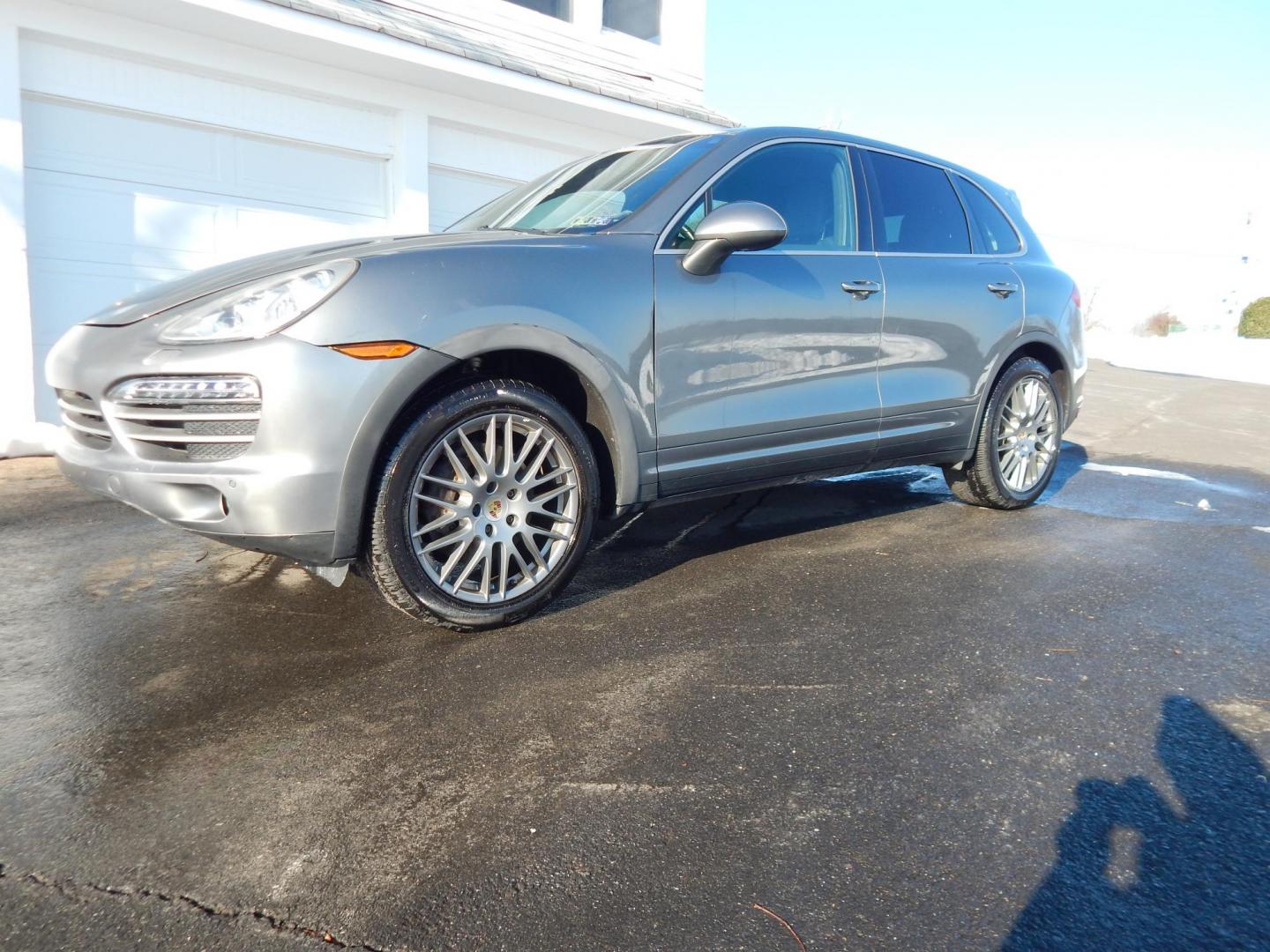 2014 Gray /Black Leather Porsche Cayenne Platinum Edition (WP1AA2A2XEL) with an 3.6L V6 DOHC 24V engine, Automatic transmission, located at 6528 Lower York Road, New Hope, PA, 18938, (215) 862-9555, 40.358707, -74.977882 - Photo#4