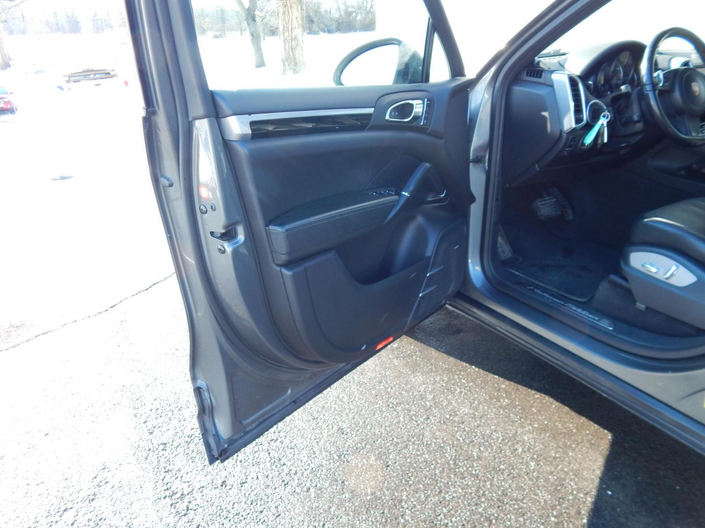 2014 Gray /Black Leather Porsche Cayenne Platinum Edition (WP1AA2A2XEL) with an 3.6L V6 DOHC 24V engine, Automatic transmission, located at 6528 Lower York Road, New Hope, PA, 18938, (215) 862-9555, 40.358707, -74.977882 - Photo#14