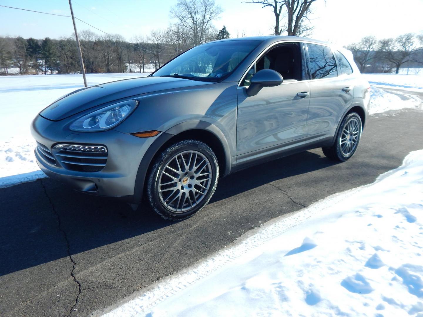 2014 Gray /Black Leather Porsche Cayenne Platinum Edition (WP1AA2A2XEL) with an 3.6L V6 DOHC 24V engine, Automatic transmission, located at 6528 Lower York Road, New Hope, PA, 18938, (215) 862-9555, 40.358707, -74.977882 - Photo#2