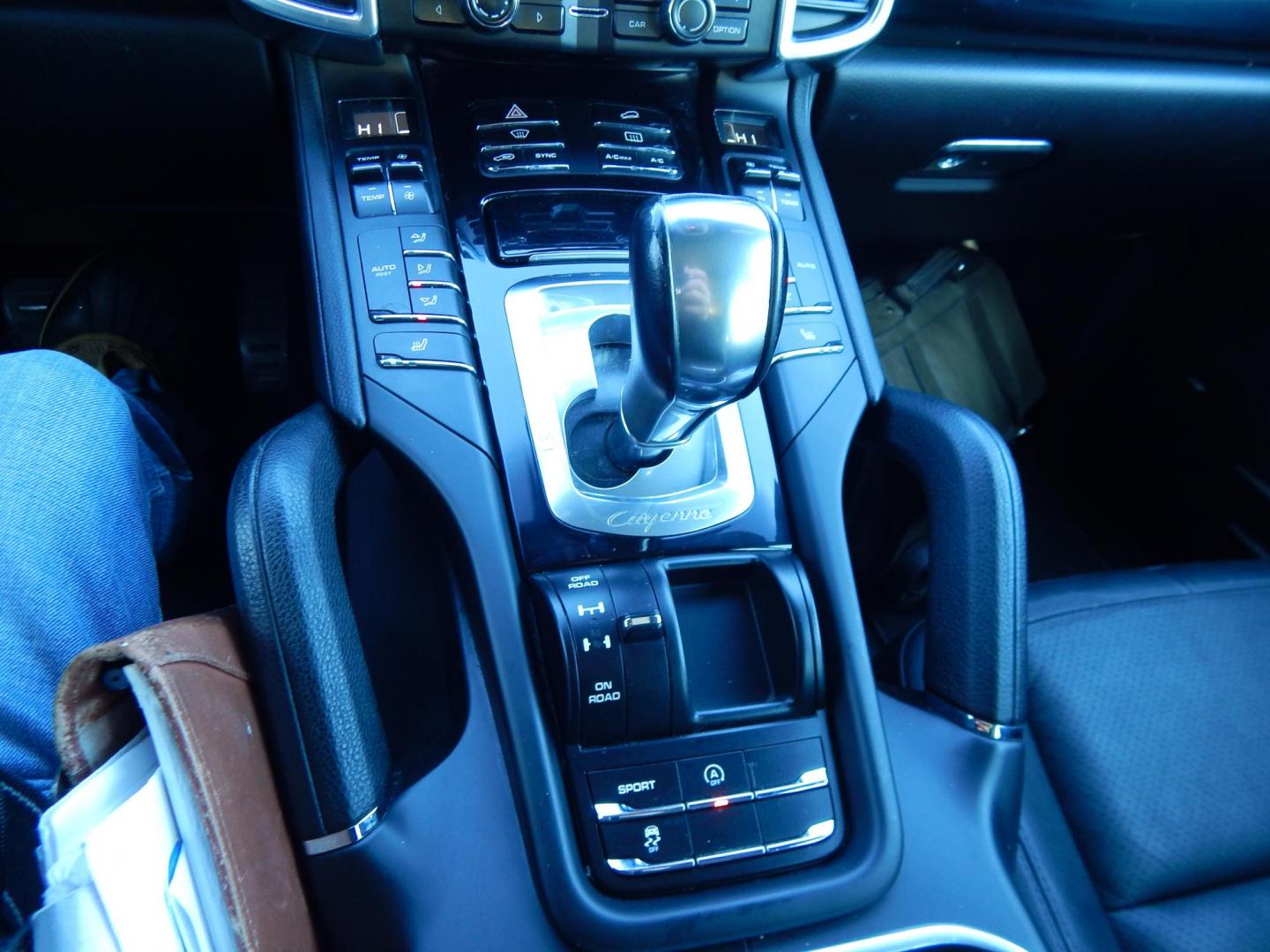 2014 Gray /Black Leather Porsche Cayenne Platinum Edition (WP1AA2A2XEL) with an 3.6L V6 DOHC 24V engine, Automatic transmission, located at 6528 Lower York Road, New Hope, PA, 18938, (215) 862-9555, 40.358707, -74.977882 - Photo#23