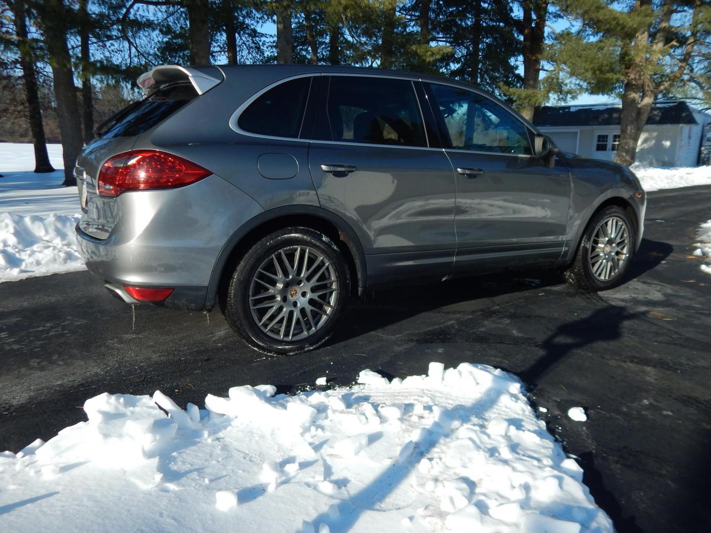 2014 Gray /Black Leather Porsche Cayenne Platinum Edition (WP1AA2A2XEL) with an 3.6L V6 DOHC 24V engine, Automatic transmission, located at 6528 Lower York Road, New Hope, PA, 18938, (215) 862-9555, 40.358707, -74.977882 - Photo#25