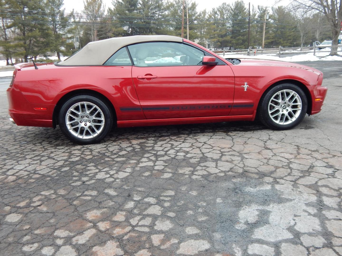 2013 Red /White Ford Mustang V6 Convertible (1ZVBP8EM8D5) with an 3.7L V6 DOHC 24V engine, Manual transmission, located at 6528 Lower York Road, New Hope, PA, 18938, (215) 862-9555, 40.358707, -74.977882 - Photo#7