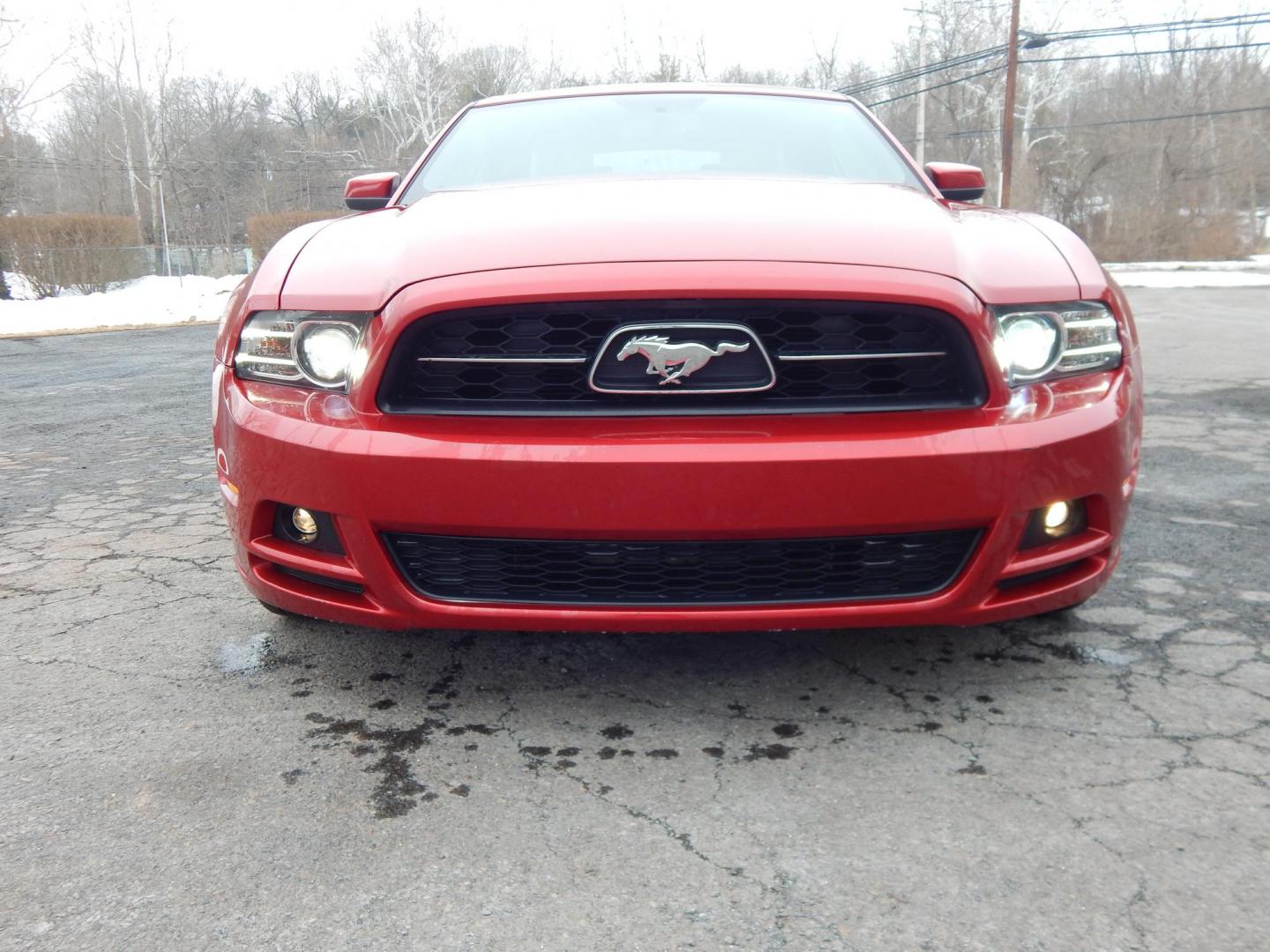 2013 Red /White Ford Mustang V6 Convertible (1ZVBP8EM8D5) with an 3.7L V6 DOHC 24V engine, Manual transmission, located at 6528 Lower York Road, New Hope, PA, 18938, (215) 862-9555, 40.358707, -74.977882 - Photo#9