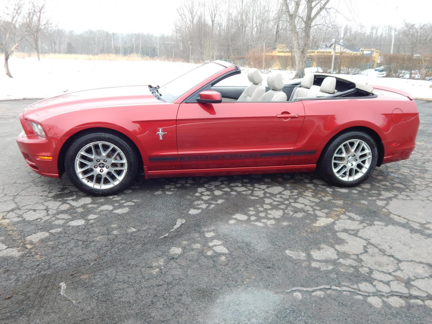 2013 Red /White Ford Mustang V6 Convertible (1ZVBP8EM8D5) with an 3.7L V6 DOHC 24V engine, Manual transmission, located at 6528 Lower York Road, New Hope, PA, 18938, (215) 862-9555, 40.358707, -74.977882 - Photo#3