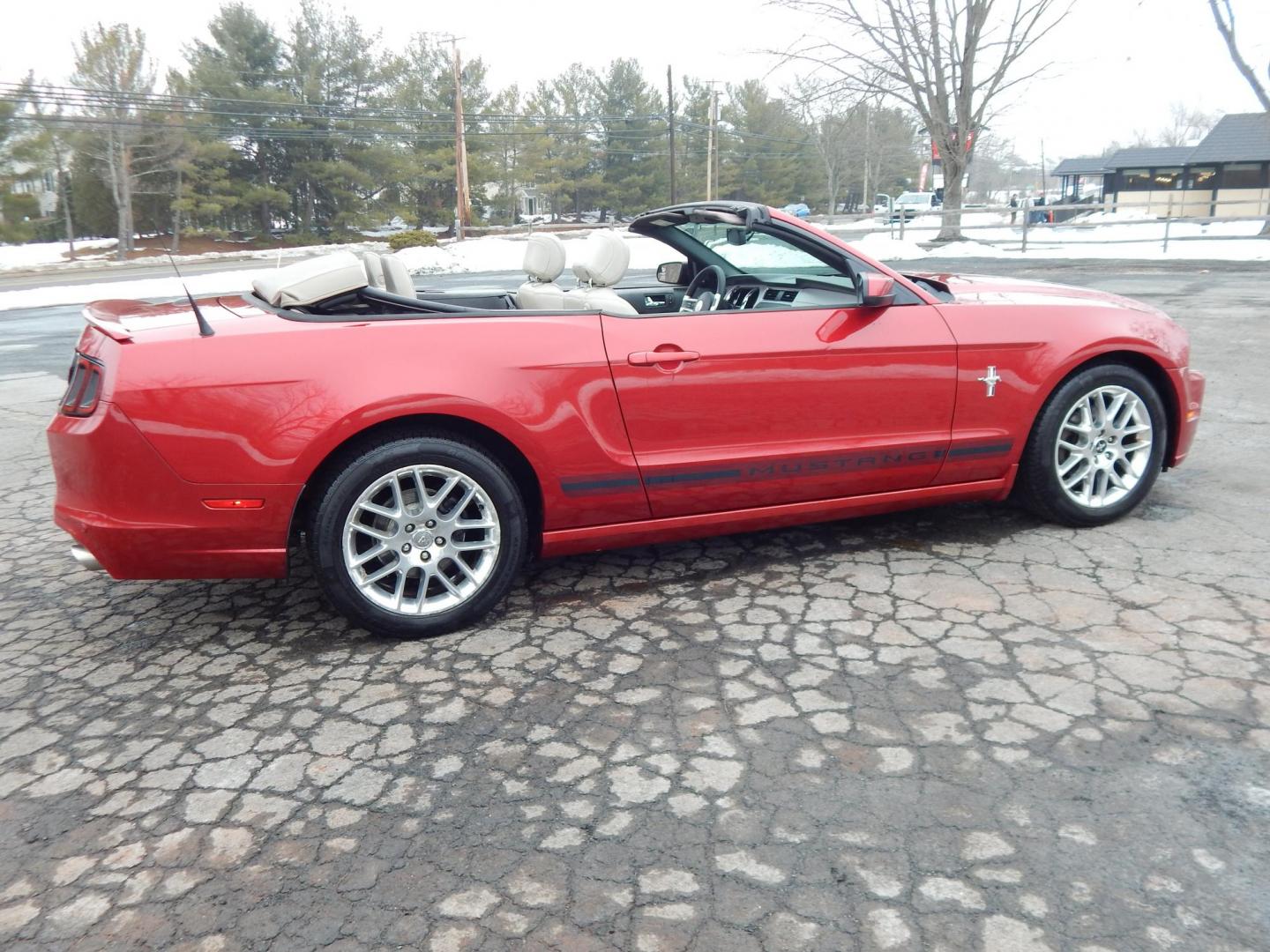 2013 Red /White Ford Mustang V6 Convertible (1ZVBP8EM8D5) with an 3.7L V6 DOHC 24V engine, Manual transmission, located at 6528 Lower York Road, New Hope, PA, 18938, (215) 862-9555, 40.358707, -74.977882 - Photo#10