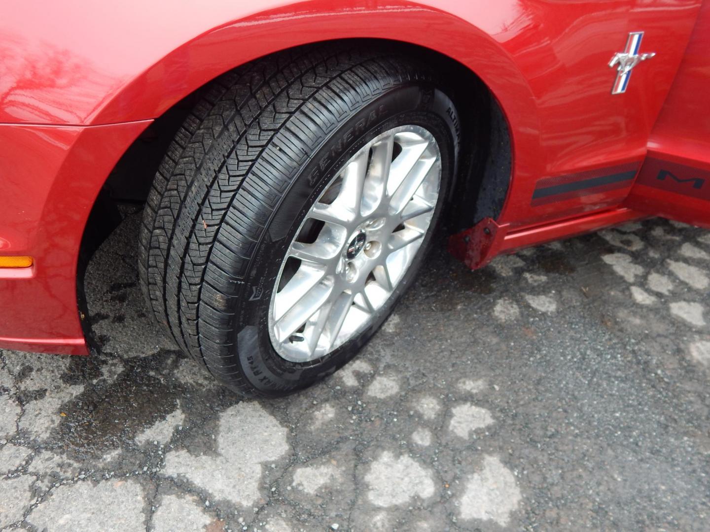 2013 Red /White Ford Mustang V6 Convertible (1ZVBP8EM8D5) with an 3.7L V6 DOHC 24V engine, Manual transmission, located at 6528 Lower York Road, New Hope, PA, 18938, (215) 862-9555, 40.358707, -74.977882 - Photo#17