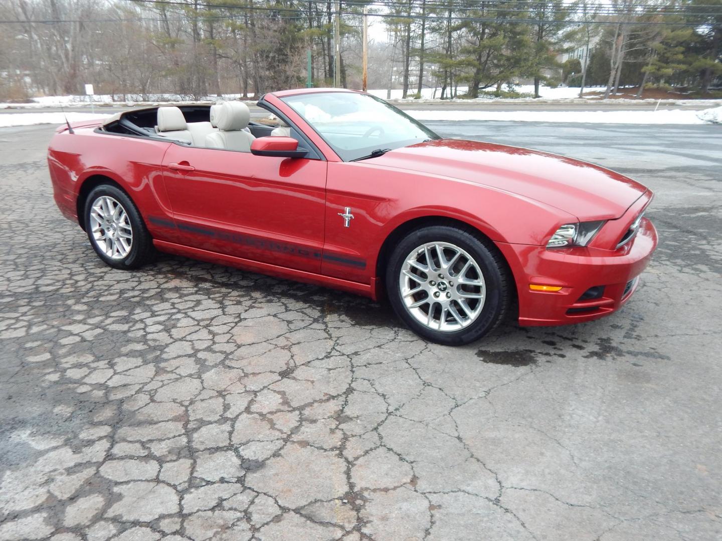 2013 Red /White Ford Mustang V6 Convertible (1ZVBP8EM8D5) with an 3.7L V6 DOHC 24V engine, Manual transmission, located at 6528 Lower York Road, New Hope, PA, 18938, (215) 862-9555, 40.358707, -74.977882 - Photo#4