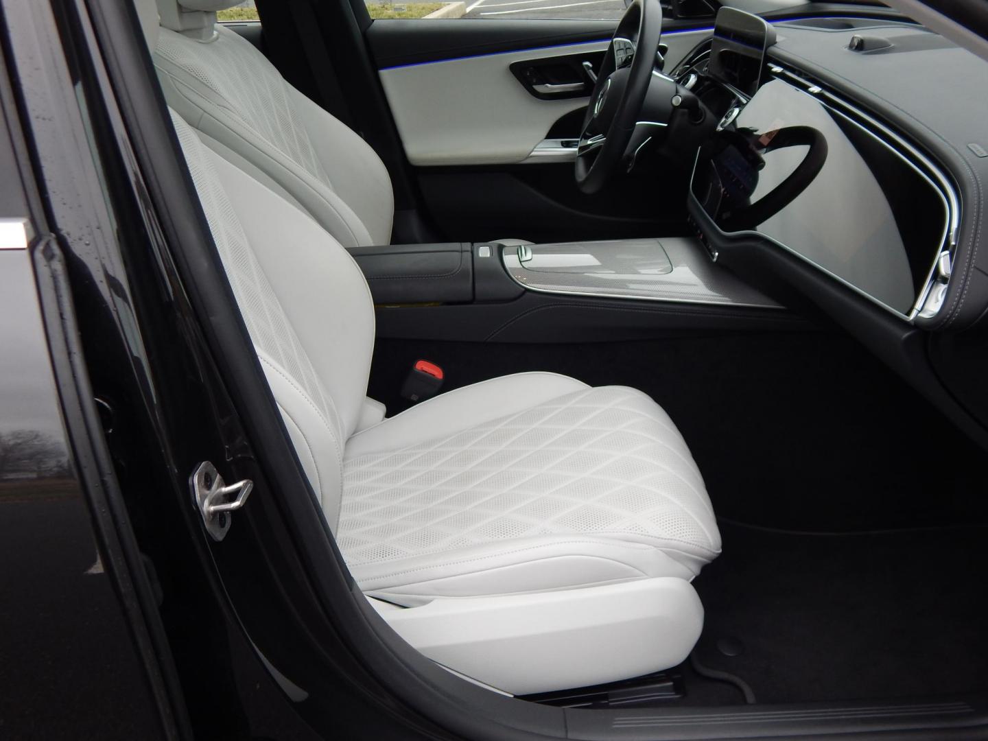 2024 grey /white Mercedes-Benz E-Class E450 Sedan 4MATIC (W1KLF6BB4RA) with an 3.0L V6 DOHC 24V engine, 9A transmission, located at 6528 Lower York Road, New Hope, PA, 18938, (215) 862-9555, 40.358707, -74.977882 - This 2024 E Class Mercedes has a $94,000 list price. Will list options and have picture of window sticker. Call at. 215-862-9555 to set up a test drive. Still as new. The price excludes tax, tags and our dealer fee of $297.50. One year left on Factory Warranty, regular servicing, no accidents. - Photo#16