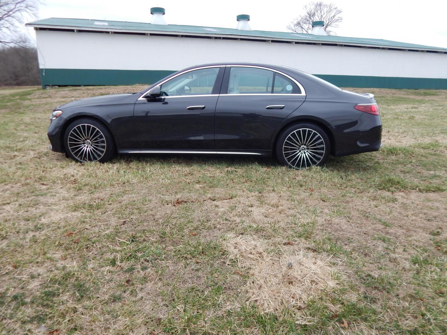 2024 grey /white Mercedes-Benz E-Class E450 Sedan 4MATIC (W1KLF6BB4RA) with an 3.0L V6 DOHC 24V engine, 9A transmission, located at 6528 Lower York Road, New Hope, PA, 18938, (215) 862-9555, 40.358707, -74.977882 - This 2024 E Class Mercedes has a $94,000 list price. Will list options and have picture of window sticker. Call at. 215-862-9555 to set up a test drive. Still as new. The price excludes tax, tags and our dealer fee of $297.50. One year left on Factory Warranty, regular servicing, no accidents. - Photo#9
