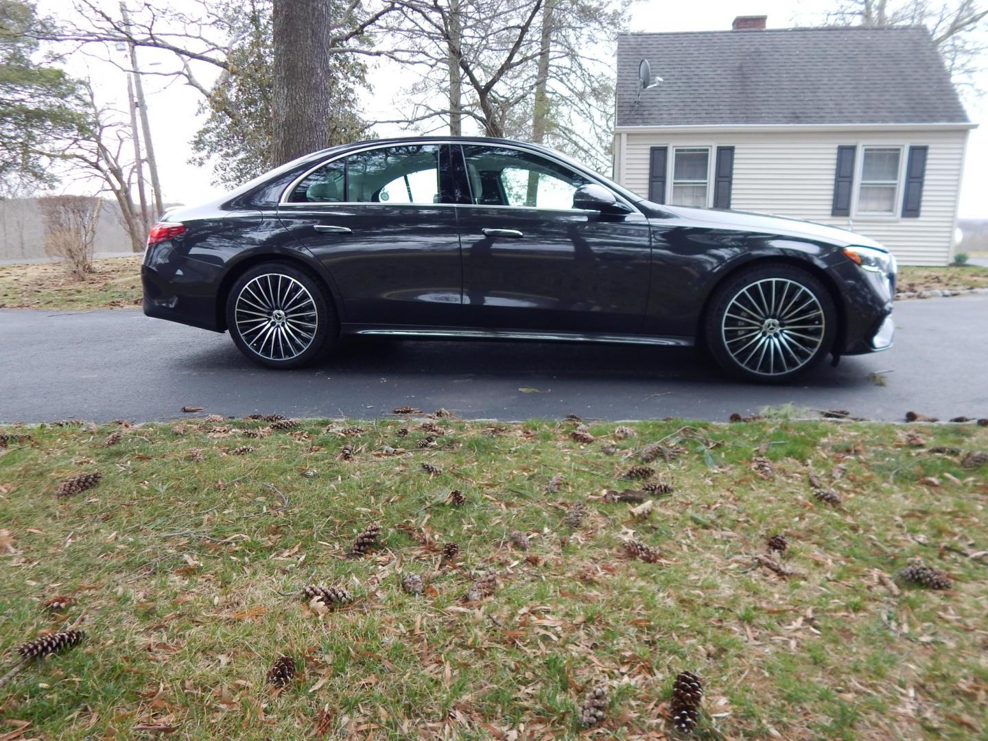 2024 grey /white Mercedes-Benz E-Class E450 Sedan 4MATIC (W1KLF6BB4RA) with an 3.0L V6 DOHC 24V engine, 9A transmission, located at 6528 Lower York Road, New Hope, PA, 18938, (215) 862-9555, 40.358707, -74.977882 - This 2024 E Class Mercedes has a $94,000 list price. Will list options and have picture of window sticker. Call at. 215-862-9555 to set up a test drive. Still as new. The price excludes tax, tags and our dealer fee of $297.50. One year left on Factory Warranty, regular servicing, no accidents. - Photo#42