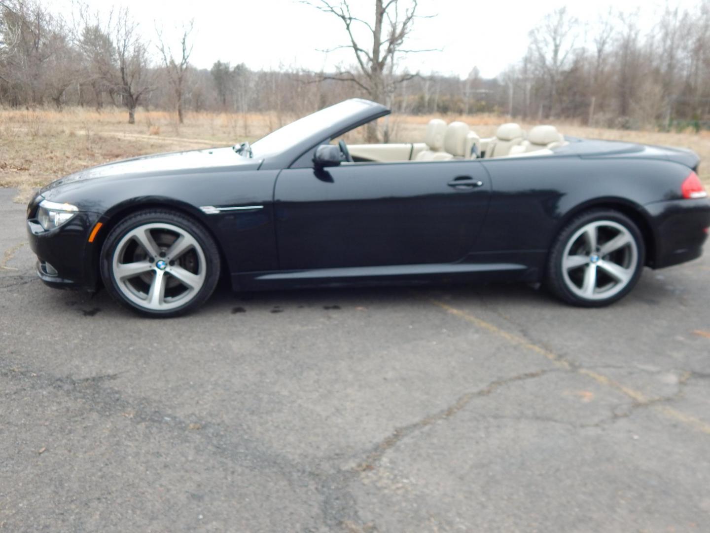 2009 Black /Tan BMW 6-Series 650i Convertible Sport (WBAEB53569C) with an 4.8L V8 DOHC 32V engine, Automatic transmission, located at 6528 Lower York Road, New Hope, PA, 18938, (215) 862-9555, 40.358707, -74.977882 - Here we have a very cool BMW 650i convertible with a 4.8L V8 putting power to the rear wheels via an automatic transmission. Options include: tan leather with wood trim, power seats, heated front seats, heated steering wheel, dual climate controls, power convertible top, AM/FM/SAT/CD/AUX radio, powe - Photo#18