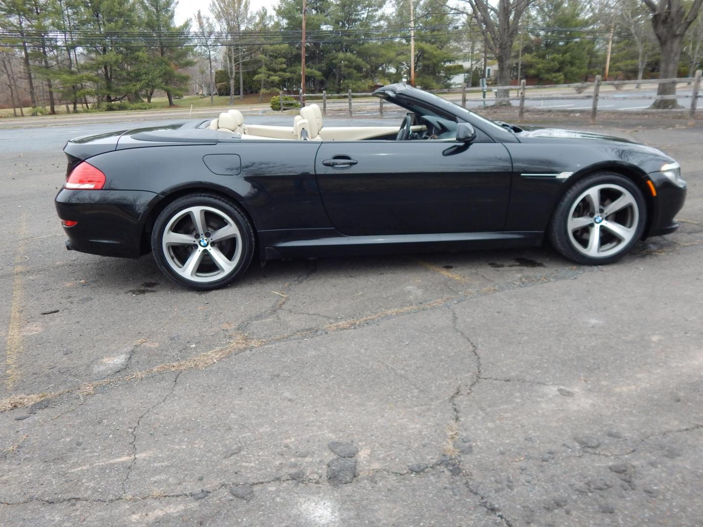 2009 Black /Tan BMW 6-Series 650i Convertible Sport (WBAEB53569C) with an 4.8L V8 DOHC 32V engine, Automatic transmission, located at 6528 Lower York Road, New Hope, PA, 18938, (215) 862-9555, 40.358707, -74.977882 - Here we have a very cool BMW 650i convertible with a 4.8L V8 putting power to the rear wheels via an automatic transmission. Options include: tan leather with wood trim, power seats, heated front seats, heated steering wheel, dual climate controls, power convertible top, AM/FM/SAT/CD/AUX radio, powe - Photo#7