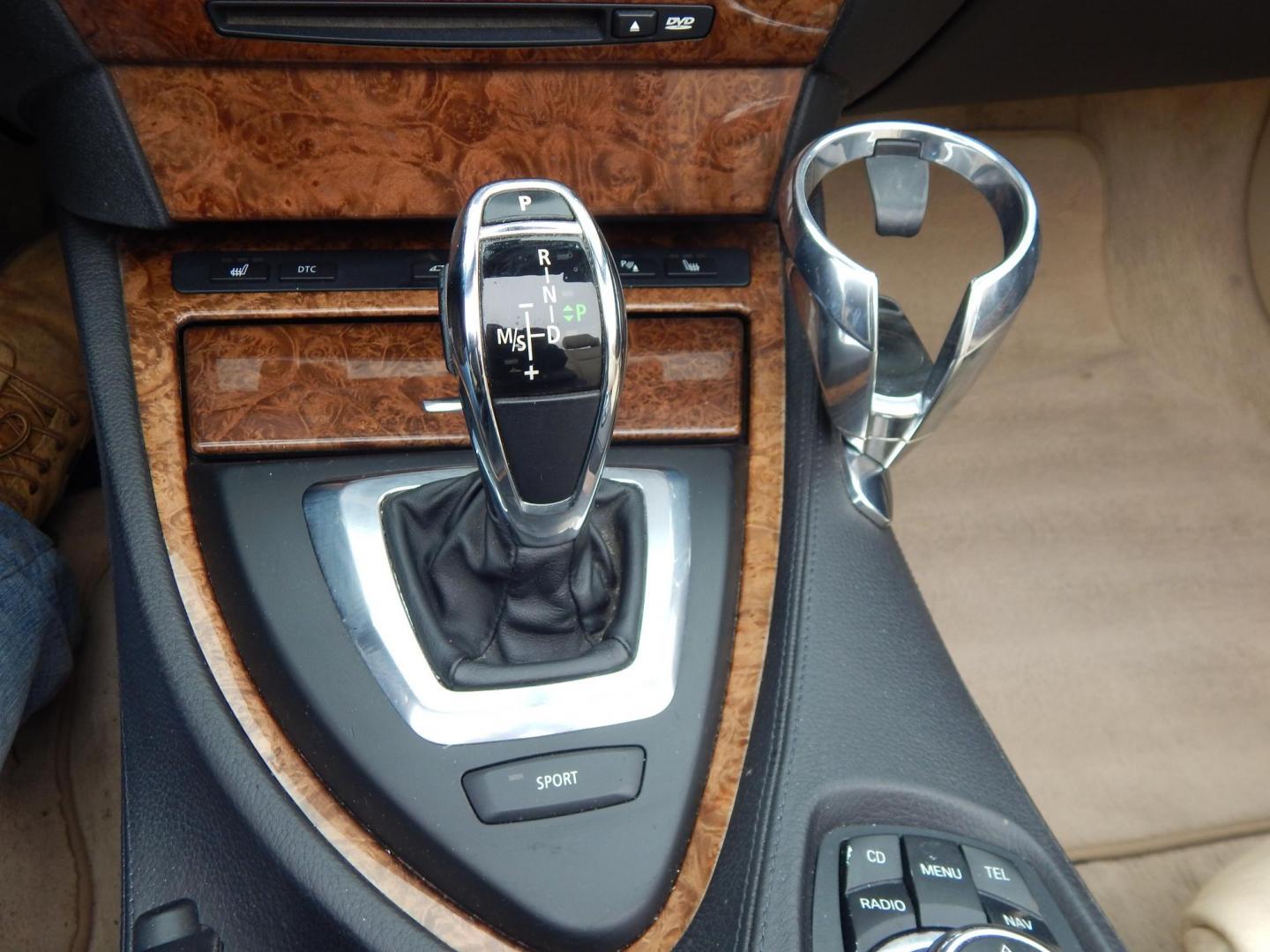 2009 Black /Tan BMW 6-Series 650i Convertible Sport (WBAEB53569C) with an 4.8L V8 DOHC 32V engine, Automatic transmission, located at 6528 Lower York Road, New Hope, PA, 18938, (215) 862-9555, 40.358707, -74.977882 - Here we have a very cool BMW 650i convertible with a 4.8L V8 putting power to the rear wheels via an automatic transmission. Options include: tan leather with wood trim, power seats, heated front seats, heated steering wheel, dual climate controls, power convertible top, AM/FM/SAT/CD/AUX radio, powe - Photo#25