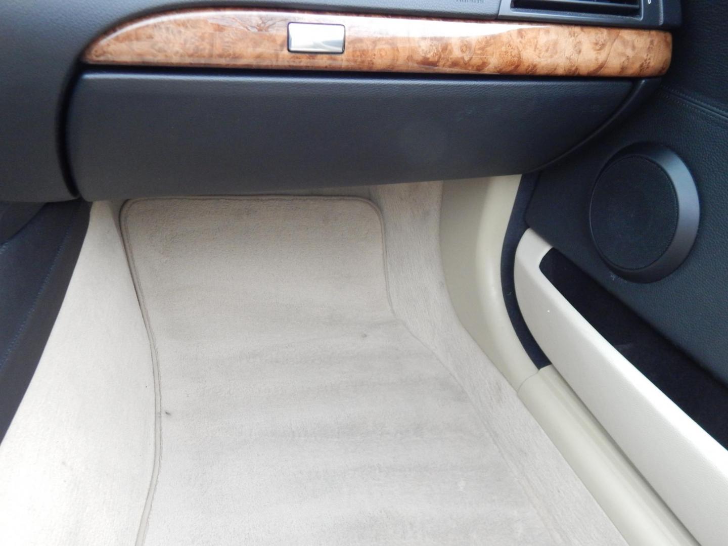 2009 Black /Tan BMW 6-Series 650i Convertible Sport (WBAEB53569C) with an 4.8L V8 DOHC 32V engine, Automatic transmission, located at 6528 Lower York Road, New Hope, PA, 18938, (215) 862-9555, 40.358707, -74.977882 - Here we have a very cool BMW 650i convertible with a 4.8L V8 putting power to the rear wheels via an automatic transmission. Options include: tan leather with wood trim, power seats, heated front seats, heated steering wheel, dual climate controls, power convertible top, AM/FM/SAT/CD/AUX radio, powe - Photo#28