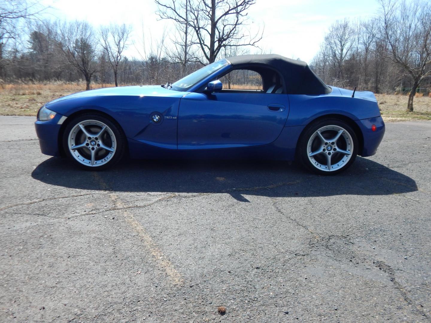 2006 Blue /Black BMW Z4 Roadster 3.0si (4USBU53536L) with an 3.0L L6 DOHC 24V engine, Automatic transmission, located at 6528 Lower York Road, New Hope, PA, 18938, (215) 862-9555, 40.358707, -74.977882 - Here we have a very fun to drive BMW Z4 with a 3.0L 6 cylinder engine putting power to the rear wheels via an automatic transmission. Options include: black leather, power seats, heated seats, AM/FM/CD radio, A/C and heat, tilt steering wheel, automatic headlights, cruise control, fog lights, power - Photo#1