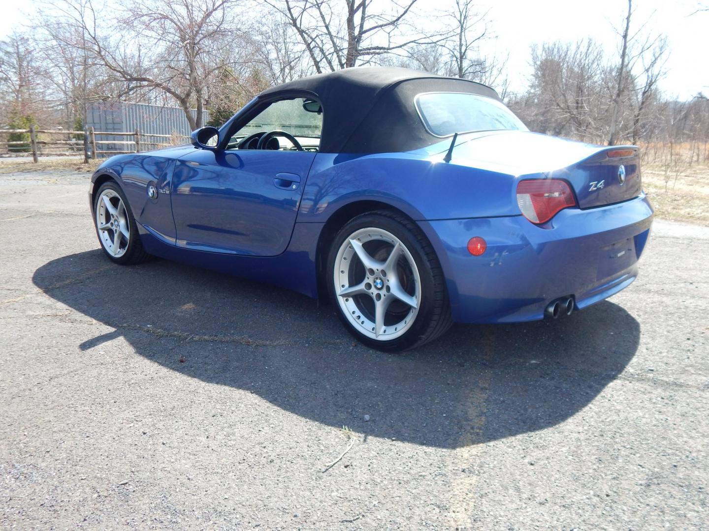 2006 Blue /Black BMW Z4 Roadster 3.0si (4USBU53536L) with an 3.0L L6 DOHC 24V engine, Automatic transmission, located at 6528 Lower York Road, New Hope, PA, 18938, (215) 862-9555, 40.358707, -74.977882 - Here we have a very fun to drive BMW Z4 with a 3.0L 6 cylinder engine putting power to the rear wheels via an automatic transmission. Options include: black leather, power seats, heated seats, AM/FM/CD radio, A/C and heat, tilt steering wheel, automatic headlights, cruise control, fog lights, power - Photo#2