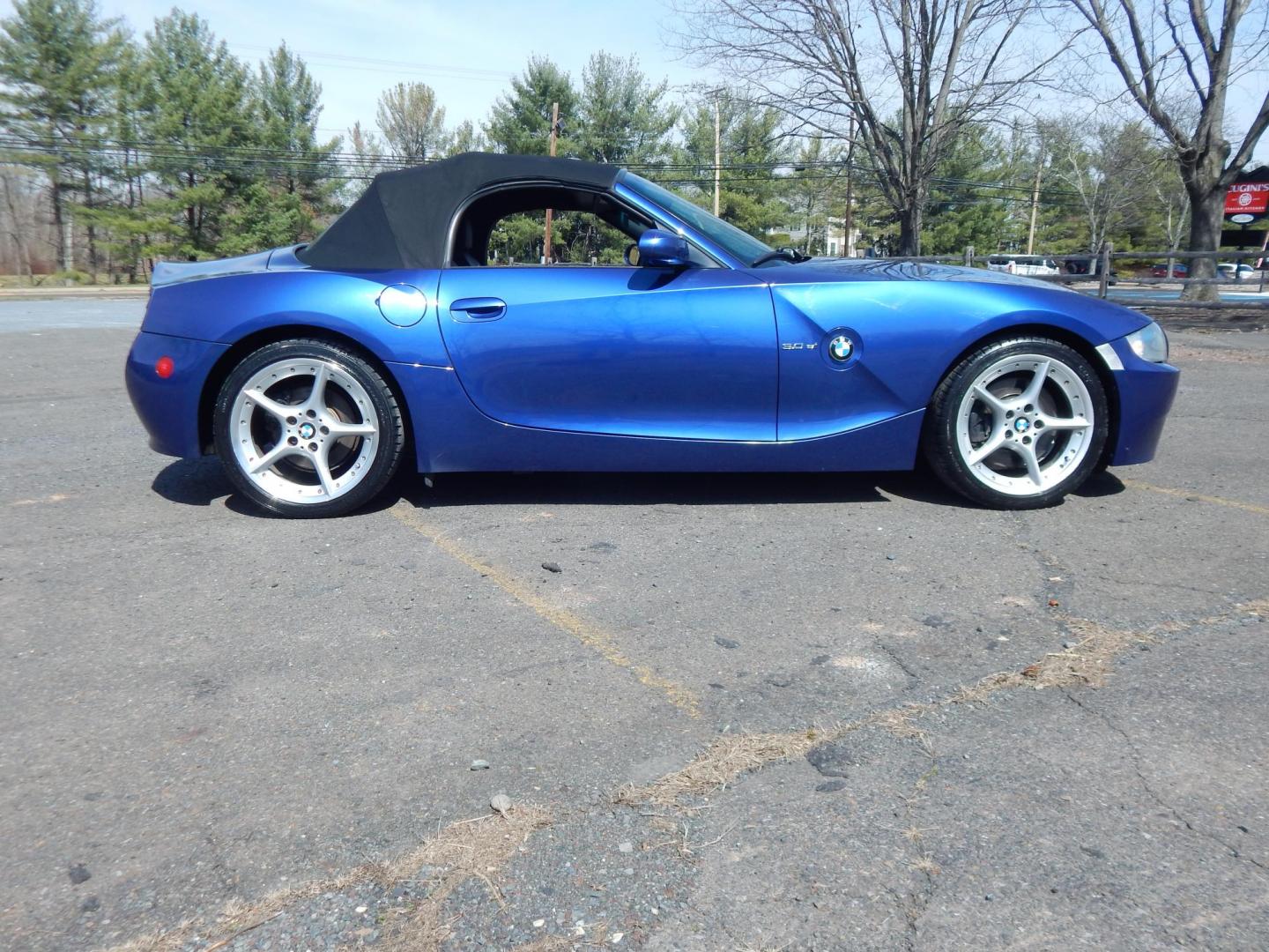 2006 Blue /Black BMW Z4 Roadster 3.0si (4USBU53536L) with an 3.0L L6 DOHC 24V engine, Automatic transmission, located at 6528 Lower York Road, New Hope, PA, 18938, (215) 862-9555, 40.358707, -74.977882 - Here we have a very fun to drive BMW Z4 with a 3.0L 6 cylinder engine putting power to the rear wheels via an automatic transmission. Options include: black leather, power seats, heated seats, AM/FM/CD radio, A/C and heat, tilt steering wheel, automatic headlights, cruise control, fog lights, power - Photo#4