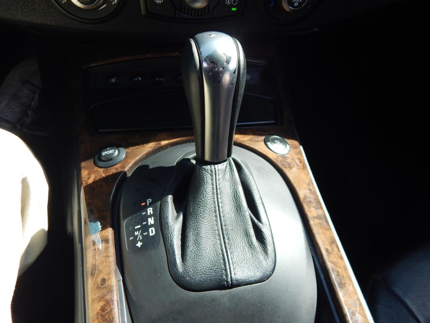 2006 Blue /Black BMW Z4 Roadster 3.0si (4USBU53536L) with an 3.0L L6 DOHC 24V engine, Automatic transmission, located at 6528 Lower York Road, New Hope, PA, 18938, (215) 862-9555, 40.358707, -74.977882 - Here we have a very fun to drive BMW Z4 with a 3.0L 6 cylinder engine putting power to the rear wheels via an automatic transmission. Options include: black leather, power seats, heated seats, AM/FM/CD radio, A/C and heat, tilt steering wheel, automatic headlights, cruise control, fog lights, power - Photo#23