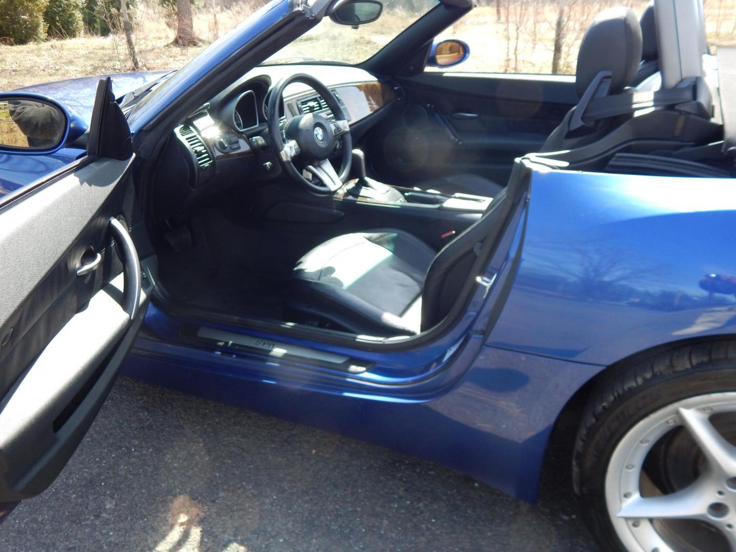 2006 Blue /Black BMW Z4 Roadster 3.0si (4USBU53536L) with an 3.0L L6 DOHC 24V engine, Automatic transmission, located at 6528 Lower York Road, New Hope, PA, 18938, (215) 862-9555, 40.358707, -74.977882 - Here we have a very fun to drive BMW Z4 with a 3.0L 6 cylinder engine putting power to the rear wheels via an automatic transmission. Options include: black leather, power seats, heated seats, AM/FM/CD radio, A/C and heat, tilt steering wheel, automatic headlights, cruise control, fog lights, power - Photo#25