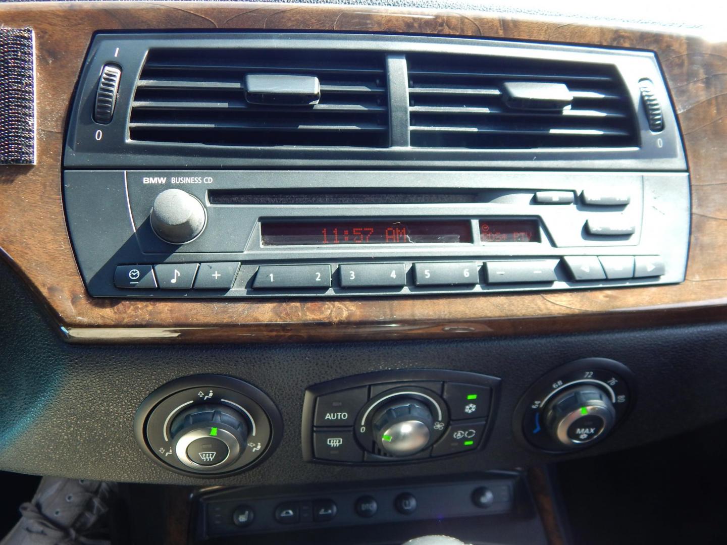 2006 Blue /Black BMW Z4 Roadster 3.0si (4USBU53536L) with an 3.0L L6 DOHC 24V engine, Automatic transmission, located at 6528 Lower York Road, New Hope, PA, 18938, (215) 862-9555, 40.358707, -74.977882 - Here we have a very fun to drive BMW Z4 with a 3.0L 6 cylinder engine putting power to the rear wheels via an automatic transmission. Options include: black leather, power seats, heated seats, AM/FM/CD radio, A/C and heat, tilt steering wheel, automatic headlights, cruise control, fog lights, power - Photo#24