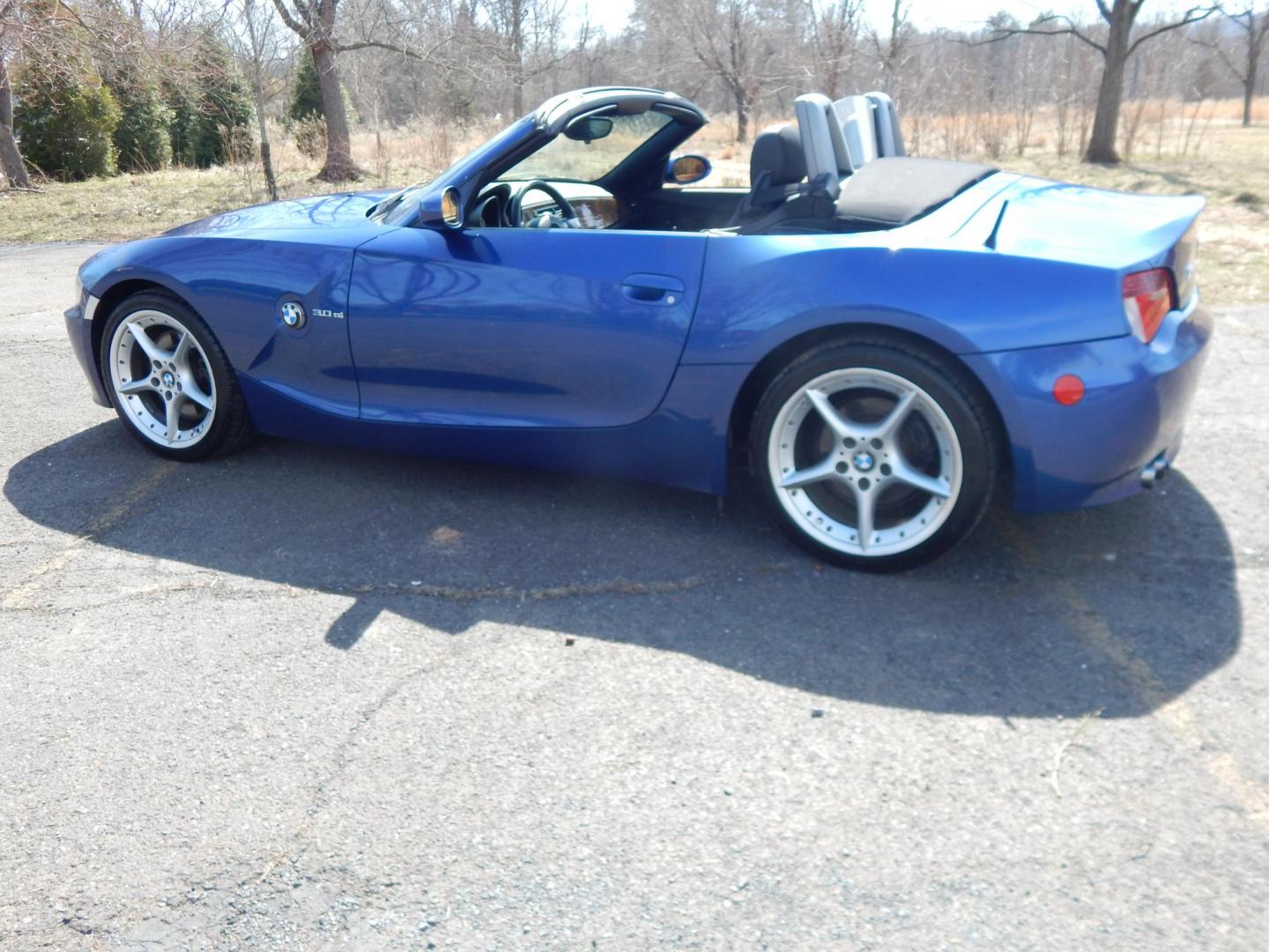 2006 Blue /Black BMW Z4 Roadster 3.0si (4USBU53536L) with an 3.0L L6 DOHC 24V engine, Automatic transmission, located at 6528 Lower York Road, New Hope, PA, 18938, (215) 862-9555, 40.358707, -74.977882 - Here we have a very fun to drive BMW Z4 with a 3.0L 6 cylinder engine putting power to the rear wheels via an automatic transmission. Options include: black leather, power seats, heated seats, AM/FM/CD radio, A/C and heat, tilt steering wheel, automatic headlights, cruise control, fog lights, power - Photo#13