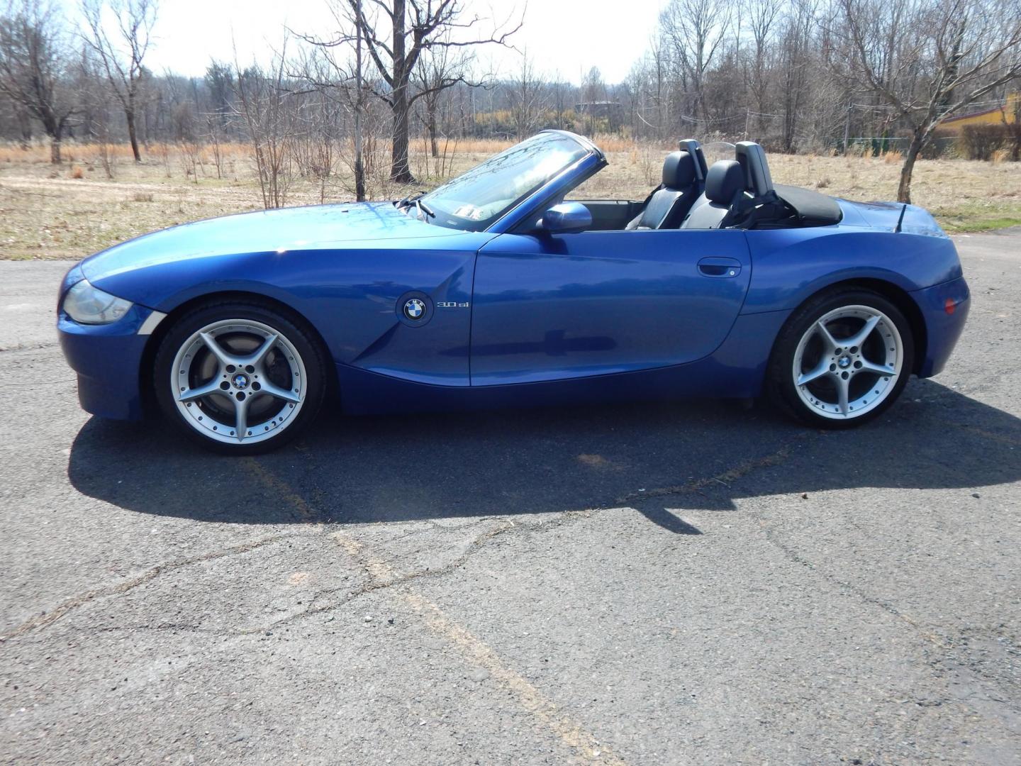 2006 Blue /Black BMW Z4 Roadster 3.0si (4USBU53536L) with an 3.0L L6 DOHC 24V engine, Automatic transmission, located at 6528 Lower York Road, New Hope, PA, 18938, (215) 862-9555, 40.358707, -74.977882 - Here we have a very fun to drive BMW Z4 with a 3.0L 6 cylinder engine putting power to the rear wheels via an automatic transmission. Options include: black leather, power seats, heated seats, AM/FM/CD radio, A/C and heat, tilt steering wheel, automatic headlights, cruise control, fog lights, power - Photo#10